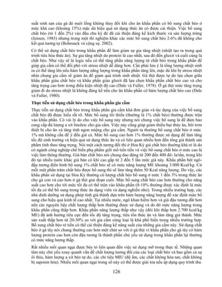 suất sinh sản của gà đẻ nuôi lồng không thay đổi khi cho ăn khẩu phần có bổ sung chất béo ở
mức khá cao (khoảng 15%) mặc dù hiệu quả sử dụng thức ăn có được cải thiện. Việc bổ sung
chất béo (từ 1 đến 2%) vào đầu chu kỳ đẻ đã cải thiện đáng kể kích thước và sản lượng trứng
(Jensen, 1983) nhưng trong một thí nghiệm khác các mức bổ sung chất béo 2-6% đã không cho
kết quả tương tự (Bohnsack và cộng sự. 2002).
Có thể sử dụng chất béo trong khẩu phần để làm giảm sự gia tăng nhiệt (nhiệt tạo ra trong quá
trình tiêu hóa thức ăn). Sự gia tăng nhiệt do protein là cao nhất, sau đó đến gluxit và cuối cùng là
chất béo. Như vậy sẽ là logic nếu có thể tăng phần năng lượng từ chất béo trong khẩu phần để
giúp gia cầm có thể đối phó với stress nhiệt dễ dàng hơn. Cần phải lưu ý là tổng lượng nhiệt sinh
ra có thể tăng lên nếu hàm lượng năng lượng trong khẩu phần tăng lên, mặc dù khi bị stress nhiệt
nhìn chung gia cầm sẽ giảm ăn để giảm quá trình sinh nhiệt. Gà thịt được tự do lựa chọn giữa
khẩu phần giàu chất béo và khẩu phần giàu gluxit đã lựa chọn khẩu phần chất béo cao và cho
tăng trọng cao hơn trong điều kiện nhiệt độ cao (Dale và Fuller, 1978). Ở gà thịt mức tăng trọng
giảm đi do stress nhiệt là không đáng kể nếu cho ăn khẩu phần có hàm lượng chất béo cao (Dale
và Fuller, 1980).
Thực tiễn sử dụng chất béo trong khẩu phần gia cầm
Thực tiễn sử dụng chất béo trong khẩu phẩn gia cầm khá đơn giản và tác dụng của việc bổ sung
chất béo đã được hiểu rất rõ. Mức bổ sung tối thiểu (thường là 1% chất béo) thường được trộn
vào khẩu phần. Có vài lý do cho việc bổ sung này nhưng nói chung việc bổ sung là để đảm bảo
cung cấp đủ lượng a xít linoleic cho gia cầm. Việc này cũng giúp giảm thiểu bụi thức ăn, bôi trơn
thiết bị cho ăn và tăng tính ngon miệng cho gia cầm. Người ta thường bổ sung chất béo ở mức
1% mà không cần để ý đến giá cả. Mức bổ sung cao hơn 1% thường được sử dụng để làm tăng
tốc độ sinh trưởng và hiệu quả sử dụng thức ăn và có liên quan nhiều hơn đến tổng giá thành sản
phẩm tính theo tăng trọng. Nói một cách tương đối thì ở Hoa Kỳ giá chất béo thường khá rẻ là do
có ngành công nghiệp chế biến phụ phẩm giết mổ tiên tiến và việc bổ sung chất béo ở mức cao là
việc làm thông thường. Giá bán chất béo nói chung dao động từ 200 đến 400 đô- la/tấn, trong khi
đó tại nhiều nước khác giá bán có khi cao gấp từ 2 đến 5 lần mức giá này. Khẩu phần bột ngô-
đậu tương điển hình bổ sung 1% chất béo sẽ có mức năng lượng ME khoảng 3.000 Kcal/kg. Cứ
mỗi một phần trăm chất béo được bổ sung thì sẽ làm tăng thêm 50 Kcal năng lượng. Do vậy, các
khẩu phần sử dụng tại Hoa Kỳ thường có lượng chất béo bổ sung ở mức 1 đến 3% trong thức ăn
cho gà con và cao hơn ở gà thịt giai đoạn cuối. Mức bổ sung chất béo cao hơn thường cho năng
suất cao hơn cho tới mức tối đa có thể trộn vào khẩu phần (8-10% thường được xác định là mức
tối đa có thể bổ sung trong thức ăn dạng viên và dạng nghiền nhỏ). Trong nhiều trường hợp, các
nhà dinh dưỡng sử dụng phép tính giá thành dựa trên hàm lượng năng lượng để xác định mức bổ
sung cho hiệu quả kinh tế cao nhất. Tại nhiều nước, ngô khan hiếm hơn và giá đậu tương đắt hơn
nên các nguyên liệu chất lượng thấp hơn thường được sử dụng và do đó mức năng lượng trong
khẩu phần cũng thấp hơn. Khẩu phần năng lượng thấp như vậy (đôi khi thấp hơn 2.700 kcal/kg
ME) đã ảnh hưởng tiêu cực đến tốc độ tăng trọng, tiêu tốn thức ăn và làm tăng giá thành. Mức
sản xuất thấp hơn từ 20-30% so với gia cầm cùng loại là khá phổ biến trong nhiều trường hợp.
Bổ sung chất béo rẻ tiền có thể cải thiện đáng kể năng suất của những gia cầm này. Sử dụng chất
béo ở gà tây nói chung thường cao hơn một chút so với ở gà thịt vì khẩu phần cho gà tây có hàm
lượng protein cao hơn còn đậu tương là thành phần chủ yếu sử dụng trong khẩu phần lại thường
có mức năng lượng thấp.
Rất nhiều mối quan ngại được bày tỏ liên quan đến việc sử dụng mỡ trong thực tế. Những quan
tâm này chủ yếu xoay quanh vấn đề chất lượng tương đối của các loại chất béo và bao gồm cả sự
ôi thiu, hàm lượng a xít béo tự do, các chỉ tiêu MIU (độ ẩm, các chất không hòa tan, chất không
bị saponin hóa). Nhiều mối quan ngại trong số này có thể được giải tỏa nếu áp dụng quy trình thu

                                               126
 