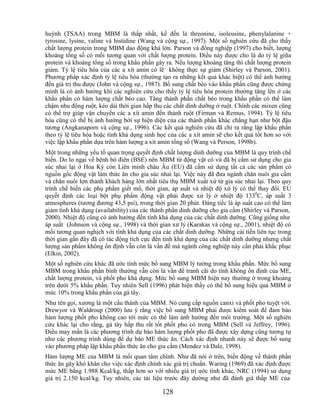huỳnh (TSAA) trong MBM là thấp nhất, kế đến là threonine, isoleusine, phenylalanine +
tyrosine, lysine, valine và histidine (Wang và cộng sự., 1997). Một số nghiên cứu đã cho thấy
chất lượng protein trong MBM dao động khá lớn. Parson và đồng nghiệp (1997) cho biết, lượng
khoáng tổng số có mối tương quan với chất lượng protein. Điều này được cho là do tỷ lệ giữa
protein và khoáng tổng số trong khẩu phần gây ra. Nếu lượng khoáng tăng thì chất lượng protein
giảm. Tỷ lệ tiêu hóa của các a xít amin có lẽ không thực sự giảm (Shirley và Parson, 2001).
Phương pháp xác định tỷ lệ tiêu hóa (thường tạo ra những kết quả khác biệt) có thể ảnh hưởng
đến giá trị thu được (John và cộng sự., 1987). Bổ sung chất béo vào khẩu phần cũng được chứng
minh là có ảnh hưởng khi các nghiên cứu cho thấy tỷ lệ tiêu hóa protein thường tăng lên ở các
khẩu phẩn có hàm lượng chất béo cao. Tăng thành phần chất béo trong khẩu phần có thể làm
chậm nhu động ruột, kéo dài thời gian hấp thu các chất dinh dưỡng ở ruột. Chính các mixen cũng
có thể trợ giúp vận chuyển các a xít amin đến thành ruột (Firman và Remus, 1994). Tỷ lệ tiêu
hóa cũng có thể bị ảnh hưởng bởi sự hiện diện của các thành phần khác chẳng hạn như bột đậu
tương (Angkanaporn và cộng sự., 1996). Các kết quả nghiên cứu đã chỉ ra rằng lập khẩu phần
theo tỷ lệ tiêu hóa hoặc tính khả dụng sinh học của các a xít amin sẽ cho kết quả tốt hơn so với
việc lập khẩu phần dựa trên hàm lượng a xít amin tổng số (Wang và Person, 1998b).
Một trong những yếu tố quan trọng quyết định chất lượng dinh dưỡng của MBM là quy trình chế
biến. Do lo ngại về bệnh bò điên (BSE) nên MBM từ động vật có vú đã bị cấm sử dụng cho gia
súc nhai lại ở Hoa Kỳ còn Liên minh châu Âu (EU) đã cấm sử dụng tất cả các sản phẩm có
nguồn gốc động vật làm thức ăn cho gia súc nhai lại. Việc này đã đưa ngành chăn nuôi gia cầm
và chăn nuôi lợn thành khách hàng lớn nhất tiêu thụ MBM xuất xứ từ gia súc nhai lại. Theo quy
trình chế biến các phụ phẩm giết mổ, thời gian, áp suất và nhiệt độ xử lý có thể thay đổi. EU
quyết định các loại bột phụ phẩm động vật phải được xử lý ở nhiệt độ 1330C, áp suất 3
atmospheres (tương đương 43,5 psi), trong thời gian 20 phút. Đáng tiếc là áp suất cao có thể làm
giảm tính khả dụng (availability) của các thành phần dinh dưỡng cho gia cầm (Shirley và Parson,
2000). Nhiệt độ cũng có ảnh hưởng đến tính khả dụng của các chất dinh dưỡng. Cũng giống như
áp suất (Johnson và cộng sự., 1998) và thời gian xử lý (Karakas và cộng sự., 2001), nhiệt độ có
mối tương quan nghịch với tính khả dụng của các chất dinh dưỡng. Những cải tiến liên tục trong
thời gian gần đây đã có tác động tích cực đến tính khả dụng của các chất dinh dưỡng nhưng chất
lượng sản phẩm không ổn định vẫn còn là vấn đề mà ngành công nghiệp này cần phải khắc phục
(Elkin, 2002).
Một số nghiên cứu khác đã ước tính mức bổ sung MBM lý tưởng trong khẩu phần. Mức bổ sung
MBM trong khẩu phần bình thường vẫn còn là vấn đề tranh cãi do tính không ổn định của ME,
chất lượng protein, và phốt pho khả dụng. Mức bổ sung MBM hiện nay thường ở trong khoảng
trên dưới 5% khẩu phần. Tuy nhiên Sell (1996) phát hiện thấy có thể bổ sung hiệu quả MBM ở
mức 10% trong khẩu phần của gà tây.
Như tên gọi, xương là một cấu thành của MBM. Nó cung cấp nguồn canxi và phốt pho tuyệt vời.
Drewyor và Waldroup (2000) lưu ý rằng việc bổ sung MBM phải được kiểm soát để đảm bảo
hàm lượng phốt pho không cao tới mức có thể làm ảnh hưởng đến môi trường. Một số nghiên
cứu khác lại cho rằng, gà tây hấp thu rất tốt phốt pho có trong MBM (Sell và Jeffrey, 1996).
Điều may mắn là các phương trình dự báo hàm lượng phốt pho đã được xây dựng cũng tương tự
như các phương trình dùng để dự báo ME thức ăn. Cách xác định nhanh này sẽ được bổ sung
vào phương pháp lập khẩu phần thức ăn cho gia cầm (Mendez và Dale, 1998).
Hàm lượng ME của MBM là mối quan tâm chính. Như đã nói ở trên, biến động về thành phần
thức ăn gây khó khăn cho việc xác định chính xác giá trị chuẩn. Waring (1969) đã xác định được
mức ME bằng 1.988 Kcal/kg, thấp hơn so với nhiều giá trị ước tính khác. NRC (1994) sử dụng
giá trị 2.150 kcal/kg. Tuy nhiên, các tài liệu trước đây dường như đã đánh giá thấp ME của

                                             128
 