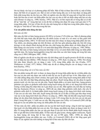 lớn tuỳ thuộc vào loại cá và phương pháp chế biến. Một số bột cá được làm từ bã cá, một số khác
được chế biến từ cá nguyên con. Bột cá mòi có hàm lượng dầu cao và là loại được sử dụng phổ
biến nhất trong thức ăn cho lợn con. Một vài nghiên cứu cho thấy bổ sung một số loại bột cá mòi
hoặc bột hòa tan cá mòi vào khẩu phần cho lợn con cai sữa có thể cải thiện năng suất lợn cai sữa
sớm (Stoner và cộng sự., 1990; Seerley, 1991). Một số a xít béo mạch dài có trong dầu cá có thể
để lại ―mùi bột cá‖ trong thịt lợn và do đó bột cá không nên được bổ sung vượt quá mức 6-7%
trong khẩu phần. Với lợn vỗ béo thì chỉ cần một lượng bột cá thấp hơn trong khẩu phần cũng có
thể gây ra ―mùi bột cá‖ khó chịu trong thịt lợn.
Các sản phẩm máu dùng cho lợn
Bột máu sấy khô
Bột máu sấy khô có hàm lượng protein (85-90%) và lysine (7-8%) khá cao. Một số phương pháp
sấy khô bột máu trước đây đã phá hủy rất nhiều lysine và một số a xít amin và làm giảm tính
ngon miệng (Chiba, 2001). Vì thế trước kia bột máu rất ít được sử dụng trong khẩu phần cho lợn.
Tuy nhiên, các phương pháp sấy khô đã được cải tiến bao gồm phương pháp sấy liên hồi (ring
drying) và sấy nhanh (flash drying) đã làm cho chất lượng sản phẩm được cải thiện đáng kể với
hàm lượng cao của lysine và một số a xít amin khả dụng khác (Parsons và cộng sự., 1985; Miller,
1990). Bột máu có hàm lượng isoleucine khá thấp và là a xít amin thiếu nhất trong các khẩu phần
ngô-bột máu. Do lượng haemogglobin trong bột máu khá cao nên hàm lượng sắt trong bột máu
cũng cao (1.900-2.000 ppm; NRC, 1998).
Một số nghiên cứu đã chỉ ra rằng bột máu sấy khô đúng cách là nguồn protein rất tốt khi sử dụng
ở tỷ lệ thấp cho lợn (Miller, 1990; Hansen và cộng sự., 1993; Kats và cộng sự., 1994). Nói chung
bột máu được khuyến cáo sử dụng ở mức 1-4% trong khẩu phần cho lợn (Cunha, 1977;
Wahlstrom và Libal, 1977; Miller, 1990) mặc dù đã có những khuyến cáo sử dụng ở mức cao
hơn (Seerley, 1991).
Huyết tương động vật và tế bào máu sấy khô
Hai sản phẩm tương đối mới và được sử dụng rộng rãi trong khẩu phần tập ăn và khẩu phần cho
lợn con cai sữa sớm này được sản xuất từ máu lấy tại các lò giết mổ lợn và bò. Máu được xử lý
với chất chống đông máu (Natri citrate), bảo quản lạnh, tách riêng huyết tương khỏi phần tế bào
máu và sấy khô cẩn thận bằng phương pháp sấy phun. Huyết tương động vật sấy phun là nguồn
protein tuyệt vời cho lợn con cai sữa sớm. Ngoài thành phần a xít amin tuyệt hảo, lượng protein
globular cao (gồm cả globulin miễn dịch) trong huyết tương sấy khô có tác dụng kích thích sinh
trưởng và khả năng thu nhận thức ăn ở giai đoạn sau cai sữa. Một nghiên cứu mới đây tại trường
Đại học Kentucky (Pierce và cộng sự., 2005) đã xác nhận rằng globulin miễn dịch, chủ yếu là
globulin miễn dịch G, là thành phần chính trong huyết tương có tác dụng kích thích sinh trưởng
ở lợn con cai sữa sớm. Hơn nữa, huyết tương lợn hoặc bò có lẽ đều có hiệu quả như nhau trong
việc tạo ra tác dụng kích thích này (Pierce và cộng sự., 2005). Mặc dù khá đắt song huyết tương
động vật sấy phun hiện thường được sử dụng ở mức 3-6% trong thức ăn cho lợn con cai sữa giai
đoạn I trong thời gian 1-2 tuần sau cai sữa. Bài tổng quan của Coffey và Cromwell (2001) đã tập
hợp giá trị của sản phẩm này trong các khẩu phần cho lợn cai sữa.
Tế bào máu sấy khô –phần sản phẩm còn lại sau khi tách huyết tương- cũng là một loại nguyên
liệu tuyệt vời cho khẩu phần lợn con cai sữa. Nói chung, sản phẩm này được sử dụng ở mức từ 2
đến 5% trong khẩu phần cho lợn cai sữa giai đoạn II sau khi rút bỏ thành phần huyết tương sấy
khô có giá đắt hơn ra khỏi khẩu phần. Tế bào máu rất giàu lysine, nhưng nghèo isoleucine. Ngoài
ra, hàm lượng sắt trong bột tế bào máu rất cao (2.700 ppm; NRC, 1998) do nồng độ
haemogglobin trong sản phẩm này cao. Coffey và Cromwell (2001) đã có bài tổng quan giới
thiệu về các nghiên cứu nuôi dưỡng sử dụng bột tế bào máu sấy khô cho lợn.
                                             146
 