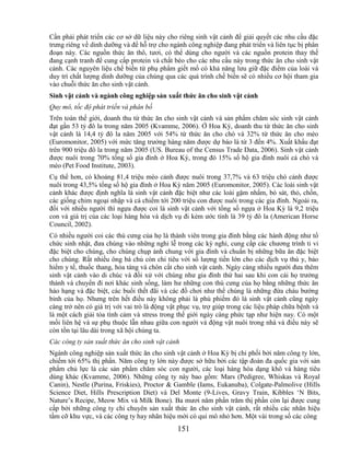 Cần phải phát triển các cơ sở dữ liệu này cho riêng sinh vật cảnh để giải quyết các nhu cầu đặc
trưng riêng về dinh dưỡng và để hỗ trợ cho ngành công nghiệp đang phát triển và liên tục bị phân
đoạn này. Các nguồn thức ăn thô, tươi, có thể dùng cho người và các nguồn protein thay thế
đang cạnh tranh để cung cấp protein và chất béo cho các nhu cầu này trong thức ăn cho sinh vật
cảnh. Các nguyên liệu chế biến từ phụ phẩm giết mổ có khả năng lưu giữ đặc điểm của loài và
duy trì chất lượng dinh dưỡng của chúng qua các quá trình chế biến sẽ có nhiều cơ hội tham gia
vào chuỗi thức ăn cho sinh vật cảnh.
Sinh vật cảnh và ngành công nghiệp sản xuất thức ăn cho sinh vật cảnh
Quy mô, tốc độ phát triển và phân bố
Trên toàn thế giới, doanh thu từ thức ăn cho sinh vật cảnh và sản phẩm chăm sóc sinh vật cảnh
đạt gần 53 tỷ đô la trong năm 2005 (Kvamme, 2006). Ở Hoa Kỳ, doanh thu từ thức ăn cho sinh
vật cảnh là 14,4 tỷ đô la năm 2005 với 54% từ thức ăn cho chó và 32% từ thức ăn cho mèo
(Euromonitor, 2005) với mức tăng trưởng hàng năm được dự báo là từ 3 đến 4%. Xuất khẩu đạt
trên 900 triệu đô la trong năm 2005 (US. Bureau of the Census Trade Data, 2006). Sinh vật cảnh
được nuôi trong 70% tổng số gia đình ở Hoa Kỳ, trong đó 15% số hộ gia đình nuôi cả chó và
mèo (Pet Food Institute, 2003).
Cụ thể hơn, có khoảng 81,4 triệu mèo cảnh được nuôi trong 37,7% và 63 triệu chó cảnh được
nuôi trong 43,5% tổng số hộ gia đình ở Hoa Kỳ năm 2005 (Euromonitor, 2005). Các loài sinh vật
cảnh khác được định nghĩa là sinh vật cảnh đặc biệt như các loài gặm nhấm, bò sát, thỏ, chồn,
các giống chim ngoại nhập và cá chiếm tới 200 triệu con được nuôi trong các gia đình. Ngoài ra,
đối với nhiều người thì ngựa được coi là sinh vật cảnh với tổng số ngựa ở Hoa Kỳ là 9,2 triệu
con và giá trị của các loại hàng hóa và dịch vụ đi kèm ước tính là 39 tỷ đô la (American Horse
Council, 2002).
Có nhiều người coi các thú cưng của họ là thành viên trong gia đình bằng các hành động như tổ
chức sinh nhật, đưa chúng vào những nghi lễ trong các kỳ nghỉ, cung cấp các chương trình ti vi
đặc biệt cho chúng, cho chúng chụp ảnh chung với gia đình và chuẩn bị những bữa ăn đặc biệt
cho chúng. Rất nhiều ông bà chủ còn chi tiêu với số lượng tiền lớn cho các dịch vụ thú y, bảo
hiểm y tế, thuốc thang, hỏa táng và chôn cất cho sinh vật cảnh. Ngày càng nhiều người đưa thêm
sinh vật cảnh vào di chúc và đối xử với chúng như gia đình thứ hai sau khi con cái họ trưởng
thành và chuyển đi nơi khác sinh sống, làm hư những con thú cưng của họ bằng những thức ăn
hảo hạng và đặc biệt, các buổi thết đãi và các đồ chơi như thể chúng là những đứa cháu bướng
bỉnh của họ. Nhưng trên hết điều này không phải là phù phiếm đó là sinh vật cảnh cũng ngày
càng trở nên có giá trị với vai trò là động vật phục vụ, trợ giúp trong các liệu pháp chữa bệnh và
là một cách giải tỏa tình cảm và stress trong thế giới ngày càng phức tạp như hiện nay. Có một
mối liên hệ và sự phụ thuộc lẫn nhau giữa con người và động vật nuôi trong nhà và điều này sẽ
còn tồn tại lâu dài trong xã hội chúng ta.
Các công ty sản xuất thức ăn cho sinh vật cảnh
Ngành công nghiệp sản xuất thức ăn cho sinh vật cảnh ở Hoa Kỳ bị chi phối bởi năm công ty lớn,
chiếm tới 65% thị phần. Năm công ty lớn này được sở hữu bởi các tập đoàn đa quốc gia với sản
phẩm chủ lực là các sản phẩm chăm sóc con người, các loại hàng hóa dạng khô và hàng tiêu
dùng khác (Kvamme, 2006). Những công ty này bao gồm: Mars (Pedigree, Whiskas và Royal
Canin), Nestle (Purina, Friskies), Proctor & Gamble (Iams, Eukanuba), Colgate-Palmolive (Hills
Science Diet, Hills Prescription Diet) và Del Monte (9-Lives, Gravy Train, Kibbles ‗N Bits,
Nature‘s Recipe, Meow Mix và Milk Bone). Ba mươi năm phần trăm thị phần còn lại được cung
cấp bởi những công ty chỉ chuyên sản xuất thức ăn cho sinh vật cảnh, rất nhiều các nhãn hiệu
tầm cỡ khu vực, và các công ty hay nhãn hiệu mới có qui mô nhỏ hơn. Một vài trong số các công
                                              151
 