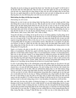 rằng thức ăn của họ sử dụng các nguyên liệu thuộc loại ―như thức ăn cho người‖ có thể là một ví
dụ dễ hiểu nhất cho nhận định trên. Mặc dù chưa có một định nghĩa nào tồn tại cho những lời
cam kết như vậy, nhưng điều đó cũng chứng tỏ rằng việc sản xuất sản phẩm thức ăn theo kiểu
làm cho con người đang diễn ra trên thị trường thức ăn sinh vật cảnh và những nhà sản xuất sẽ
đáp ứng được yêu cầu chất lượng theo cảm tính của các chủ nuôi sinh vật cảnh.
Dinh dƣỡng cho động vật bầu bạn trong nhà
Dinh dưỡng cho chó và mèo
Không thể coi chó là một con lợn nhưng thuộc lớp lông thú hay một con chuột quá khổ, cũng
như không thể coi mèo là một chú chó con. Mặc dù giữa các loài có một vài điểm chung nhưng
đứng từ góc độ dinh dưỡng thuần khiết thì nhu cầu của chó và mèo có một số sự khác biệt rất
riêng. Mặc dù những khác biệt này sẽ được trình bày tóm tắt dưới đây nhưng người đọc nên
tham khảo thêm một số bài viết hoặc bài tổng quan về sinh lý tiêu hóa và dinh dưỡng cho chó và
mèo để hiểu kỹ hơn về các chủ đề này (Smeets-Peeters và cộng sự., 1998; Case và cộng sự.,
2000; Morris, 2002; Zoran, 2002; NRC 1985, 1986 và 2006).
Trong khi chó được coi là động vật ăn tạp thì nó lại có xu hướng nghiêng về giống động vật ăn
thịt như mèo. Mèo được coi là động vật ăn thịt thực thụ và có nhu cầu đáng kể protein chất lượng
cao và a xít amin từ thịt. Ví dụ: bên cạnh các loại a xít amin tiêu chuẩn thì chó và mèo còn cần
arginine trong khẩu phần ăn. Mèo có nhu cầu cao về các a xít amin có lưu huỳnh như methionine
và trong khẩu phần ăn cần phải có aminosulfure taurine. Một điều thú vị là nghiên cứu gần đây
của Fascetti và cộng sự. (2003) đã cho thấy chó cũng có thể cần khẩu phần chứa taurine. Hơn
nữa, những thức ăn bán sẵn cho chó và mèo thường thiếu tryptophan nếu lượng protein từ thịt
không được bổ sung đầy đủ .
Ngoài a xít linoleic cần phải có như đối với chó và rất nhiều loài động vật khác, mèo còn cần
thêm a xít arachadonic. Gần đây hơn, người ta đã thấy rằng mèo và chó còn cần thêm trong khẩu
phần ăn a xít béo thuộc nhóm omega-3 như a xít eicosapentaenoic và/hoặc a xít docosahexaenoic.
Mèo còn có nhu cầu tiền vitamin A do chúng không có những hệ enzyme cần thiết để chuyển
beta-carotene thành vitamin A. Điều mâu thuẫn là cả chó và mèo đều được các nghiên cứu kết
luận rằng đáp ứng miễn dịch tăng lên khi khẩu phần được bổ sung các chất có chứa carotene như
beta-carotene và lutein (Chew và Park, 2004). Mèo cần có biotin trong khẩu phần nhưng chó thì
không và cả 2 loại động vật này không cần ăn thức ăn có inositol hoặc vitamin C.
Cả chó và mèo không thật sự cần carbohydrate trong khẩu phần nhưng lại cần glucose cho quá
trình trao đổi chất. Nhu cầu glucose trao đổi chất này có thể được đáp ứng thông qua quá trình
chuyển hóa a xít amin để hình thành glucose. Do mèo là động vật ăn thịt nên việc chuyển hóa
protein thành glucose rất ổn định. Mặc dù carbohydrate không thực sự cần thiết nhưng chúng
cũng có thể được sử dụng trong khẩu phần nếu được chế biến phù hợp, tuy nhiên hiệu quả đối
với chó cao hơn là với mèo. Hầu hết carbohydrate trong khẩu đều có nguồn gốc từ các loại ngũ
cốc và một phần nhỏ hơn từ các loại củ. Những carbohydrate này cũng là phần cần thiết. Trong
khi chó và mèo không có nhu cầu chất xơ thì ngày càng có nhiều minh chứng cho thấy nếu bổ
sung ở mức độ vừa phải (3-7%) chất xơ hòa tan và/hoặc có thể lên men thì sẽ có lợi cho quá trình
tiêu hóa ở ruột và chủ nuôi chúng cũng có lợi vì việc thải phân sẽ ổn định hơn và đỡ mùi hơn.
Bên cạnh nhu cầu theo tiêu chuẩn về khoáng đa lượng và vi lượng trong khẩu phần, các chất
khoáng có thể là một vấn đề đối với chó và đặc biệt đối với mèo nếu những động vật đó có nguy
cơ mắc các bệnh về thận và đường tiết niệu. Cụ thể hơn, nếu cho mèo phải bài tiết lượng khoáng
chất dư thừa quá nhiều trong khẩu phần ăn thì sẽ làm tăng nguy cơ xuất hiện các hiện tượng bệnh
lý như thận hư và sỏi niệu đạo. Vì những lý do này, những thức ăn có hàm lượng khoáng tổng số
thấp, lượng Mg thấp, và lượng P thấp đã được tạo ra. Lĩnh vực này có khả năng tiếp tục phát
                                             153
 