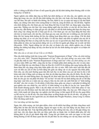 triển vì chúng ta đã hiểu rõ hơn về mối quan hệ giữa chế độ dinh dưỡng thừa khoáng chất và tiên
lượng học về bệnh lý.
Ngoài nghiên cứu nhằm đáp ứng sự thiếu hụt dinh dưỡng so với nhu cầu, các nghiên cứu còn
đang tập trung vào các vấn đề như dinh dưỡng cho chó làm việc hoặc chó hoạt động trong lĩnh
vực thể thao, béo phì và bệnh tiểu đường, lão hóa, bệnh lý các cơ quan nội tạng (ví dụ như bệnh
thận), các chứng viêm như viêm xương khớp và viêm da, cùng rất nhiều các vấn đề khác. Nghiên
cứu dinh dưỡng cho chó tham gia các hoạt động thể thao là một lĩnh vực đang ngày càng được
quan tâm. Những con chó làm việc trong những nghề như tìm kiếm và cứu hộ, dò tìm bom, dò
tìm ma túy, dẫn đường và chăn giữ gia súc cần phải có chế độ dinh dưỡng phù hợp cho từng mục
đích công việc chúng làm để có hiệu quả tối ưu. Chó tham gia vào các hoạt động thể thao như
chó kéo xe trượt tuyết, chó săn thỏ, chó tham gia các cuộc săn trên núi và những con chó lanh lợi
khác đòi hỏi lượng dinh dưỡng rất lớn cho những hoạt động đỉnh cao của chúng. Chế độ dinh
dưỡng này khác xa so với yêu cầu tối thiểu. Có thể học được một điều từ nghiên cứu này đó là
chó hoạt động thể thao có công suất ôxy hóa cực kỳ cao và quá trình này được thực hiện nhờ các
khẩu phần ăn chứa các loại protein động vật và a xít béo từ nguồn gốc động vật và sinh vật biển
(Reynolds, 1996). Ngoài những lợi ích cho chó và (hoặc) cho mèo, nhiều nghiên cứu về dinh
dưỡng cho những loại động vật này còn đem lại lợi ích cho dinh dưỡng của người và cả thậm chí
là cả ngành y.
Mức nhu cầu so với mức tối ưu/ Cần so với Muốn
Nhu cầu dinh dưỡng trình bày trong cuốn ―Nutrient Requirement of Dogs‖ (Nhu cầu dinh dưỡng
của chó) năm 1985, ―Nutrient Requirement of Cats‖ (Nhu cầu dinh dưỡng của mèo) năm 1986
và gần đây nhất là cuốn ―Nutrient Requirement of Dogs and Cats‖ (Nhu cầu dinh dưỡng của chó
và mèo) năm 2006 của NRC, cũng như tài liệu về thành phần dinh dưỡng cho chó và mèo năm
2006 của Hiệp hội các nhà Quản lí thức ăn Hoa Kỳ (AAFCO) là những cẩm nang hướng dẫn cần
tham khảo khi xây dựng công thức khẩu phần cho chó và mèo. Mỗi cuốn sách xuất bản đều đã
xem xét đến các yếu tố như sự biến động lớn giữa các động vật và các nguyên liệu khẩu phần.
Hơn nữa, các chủ nuôi thường quan tâm đến tuổi thọ và sức khỏe của con vật hơn là chú ý tiết
kiệm một chút ít bằng cách sử dụng các thức ăn chỉ đáp ứng được nhu cầu tối thiểu. Do đó, thức
ăn cho sinh vật cảnh không được xây dựng để chỉ thỏa mãn nhu cầu tối thiểu như thường thấy ở
thức ăn cho gia súc mà phần lớn được ―tối ưu hóa‖ tới mức hỗ trợ dinh dưỡng nào đó có thể đáp
ứng hoặc vượt trên cả ý niệm mà các công ty thức ăn cho sinh vật cảnh lĩnh hội về ―dinh dưỡng
tốt nhất‖ cho chó và mèo. Có rất nhiều ý kiến khác nhau giữa các công ty xuất phát từ những kết
quả nghiên cứu của chính họ, các triết lý về dinh dưỡng và sự đầu tư của họ vào ―quan điểm‖
kinh doanh nhượng quyền. Một ví dụ cho nhận xét trên là có rất nhiều ý kiến khác nhau về việc
liệu một con chó đã được nuôi lâu năm nên ăn lượng protein thấp, vừa, hay cao. Mỗi công ty có
một ý kiến mạnh mẽ riêng dựa vào nghiên cứu bên trong và bên ngoài để hỗ trợ cho quan điểm
cụ thể của họ và vấn đề này vẫn chưa nhận được sự đồng thuận nào dù chỉ rất nhỏ– rất giống với
câu chuyện về thức ăn cho người khi các chi nhánh như Weight Watchers, Jenny Craig và Atkins
Diet vẫn đang cạnh tranh.
Các loài động vật bầu bạn khác
Ngựa, thỏ, chồn sương, các loài gặm nhấm, chim và rất nhiều loại động vật khác cũng được nuôi
bằng thức ăn bán sẵn trên thị trường. Ngoại trừ ngựa và thỏ, các loài động vật này được coi là
sinh vật cảnh đặc biệt. Việc lập khẩu phần thức ăn cho những loài này, nếu có thể gộp chúng vào
một loại, chủ yếu được dựa trên các khía cạnh như sự thuận tiện và thành phần pha chế chứ
không phải là yếu tố giá thành thấp nhất. Trong khi giá thành sản xuất của ngựa và thỏ nuôi
thông thường có thể rất được quan tâm thì chi phí thức ăn cho những con vật này được nuôi làm

                                              154
 