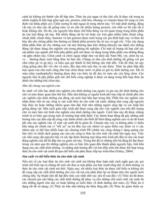 cảnh lại không trở thành vấn đề bận tâm. Thức ăn của ngựa và thỏ chủ yếu là thực vật trong tự
nhiên (nghĩa là hỗn hợp gồm ngũ cốc, protein, chất béo, khoáng và vitamin được bổ sung có chủ
định vào khẩu phần cỏ). Chồn sương là một ngoại lệ trong nhóm này. Về mặt dinh dưỡng, động
vật này có nhu cầu rất giống mèo và nó cần rất nhiều lượng protein, còn chất xơ thì cần rất ít
hoặc không cần. Do đó, các nguyên liệu được chế biến đóng vai trò quan trọng trong khẩu phần
ăn của loài động vật này. Rất nhiều động vật bỏ túi hoặc các loài gặm nhấm (như chuột cống,
chuột nhắt, chuột nhảy, hamster và lợn guinea) được nuôi trong các gia đình hiện nay và thức ăn
bán sẵn cho chúng phần lớn thường có thành phần protein lấy từ rau và ngũ cốc. Việc xây dựng
khẩu phần thức ăn cho những con vật này thường dựa trên những khuyến cáo dành cho những
động vật được dùng cho nghiên cứu trong phòng thí nghiệm. Chỉ một số lượng rất hạn chế các
sản phẩm của ngành chế biến phụ phẩm giết mổ được sử dụng trong khẩu phần của những động
vật gặm nhấm này. Chim cảnh và chim ngoại nhập như vẹt đuôi dài Nam Mỹ, vẹt, chim họ sẻ,
vv… thường được nuôi bằng thức ăn bán sẵn. Chúng có nhu cầu dinh dưỡng rất giống với gia
cầm (như gà và gà tây), và hiệu quả giá thành là thứ không cần tính đến. Vấn đề thức ăn này
cũng giống như đối với chó và mèo, đều dựa trên tuổi thọ và sức khỏe. Thức ăn phải hấp dẫn
trực quan của chủ nuôi cũng như loại chim được nuôi và phải có giá trị dinh dưỡng cao. Sắc tố
màu (như xanthophylls) thường được đưa vào thức ăn để duy trì màu sắc của lông chim. Các
nguyên liệu là phụ phẩm giết mổ chế biến công nghiệp ít được sử dụng trong hỗn hợp thức ăn
dành cho những loài chim này.
Mức độ chung của nghiên cứu
So sánh với tiền bạc dành cho nghiên cứu dinh dưỡng của người và gia súc thì dinh dưỡng cho
chó và mèo được quan tâm thứ hai. Hầu như không có nguồn kinh phí trực tiếp từ chính phủ cho
các nghiên cứu dinh dưỡng của động vật nuôi làm bầu bạn trong nhà. Phần lớn các nghiên cứu
nhận được tiền từ các công ty sản xuất thức ăn cho sinh vật cảnh, những nhà cung cấp nguyên
liệu thức ăn hoặc những nhóm quan tâm đặc biệt như những người sáng lập và các hiệp hội
giống động vật. Một cách gián tiếp, kinh phí được cung cấp cho việc nghiên cứu trên đối tượng
chó và mèo làm mô hình cho nghiên cứu dinh dưỡng cho người. Cách làm này đã được chứng
minh là có hiệu quả trong một số trường hợp nhất định. Các nhóm hoạt động đã gây những ảnh
hưởng tiêu cực đến cấp độ công việc hành chính cần thiết để khởi động nghiên cứu và do đó kinh
phí cho các nghiên cứu về sinh vật cảnh đã bị giảm đi. Chuyện này xảy ra không phải vì thiếu
khả năng tài chính mà vì ―nỗi sợ‖ sự trả đũa của các nhóm có quan điểm cực đoan và vì các
nhóm này có thể làm nhiễu loạn các chương trình PR (chăm sóc công chúng-1 dạng quảng cáo
báo chí) và chiến dịch quảng cáo của các công ty thức ăn cho sinh vật cảnh lớn ngày nay. Việc
các nhà cung cấp nguyên liệu và các tập đoàn thương mại tăng mức kinh phí đầu tư cho các hoạt
động nghiên cứu đã bù đắp cho sự giảm sút này. Trong khi đã có những tiến bộ đáng kể đạt được
trong vài năm qua thì những nghiên cứu cơ bản liên quan đến thành phần nguyên liệu, tính khả
dụng của các chất dinh dưỡng, và những ảnh hưởng đối với hai điều trên khi được kết hợp trong
thức ăn cho sinh vật cảnh đã qua chế biến cần phải được tiếp tục triển khai (Fahey, 2004).
Sản xuất và chế biến thức ăn cho sinh vật cảnh
Nếu nói về các loại thức ăn cho sinh vật cảnh mà không thảo luận một cách ngắn gọn các qui
trình chế biến tạo ra chúng thì mới chỉ đưa ra một phần của bức tranh tổng thể về dinh dưỡng và
thức ăn cho sinh vật cảnh mà thôi. Ngày nay, rất nhiều loại thức ăn được chế biến ra không chỉ
để cung cấp các chất dinh dưỡng cho con vật mà còn phải đem lại sự thuận tiện cho người nuôi
chúng nữa. Sự thuận tiện đã đạt đến mức cao nhất nhờ các yếu tố sau đây: (1) Thức ăn đã được
các chuyên gia cân bằng các chất dinh dưỡng để phục vụ cho những chủ nuôi sinh vật cảnh dù
cho những người chủ này có hoặc không có kiến thức về dinh dưỡng chó mèo; (2) Thức ăn ở
dạng rất dễ sử dụng; (3) Thức ăn hầu như không dư thừa lãng phí; (4) Thức ăn giảm thiểu sự

                                             155
 