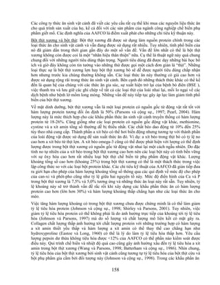 Các công ty thức ăn sinh vật cảnh đã viết các yêu cầu rất cụ thể khi mua các nguyên liệu thức ăn
cho quá trình sản xuất của họ, kể cả đối với các sản phẩm của ngành công nghiệp chế biến phụ
phẩm giết mổ. Các định nghĩa của AAFCO là điểm xuất phát cho những chỉ tiêu kỹ thuận này.
Bột thịt xương và bột thịt: Bột thịt xương đã được sử dụng làm nguồn protein chính trong các
loại thức ăn cho sinh vật cảnh và vẫn đang được sử dụng rất nhiều. Tuy nhiên, tính phổ biến của
nó đã giảm dần trong thời gian gần đây do một số vấn đề. Vấn đề lớn nhất có thể là bột thịt
xương không còn được coi là một ―nhãn hiệu thân thiện‖ nữa. Cụ thể là thuật ngữ này quá chung
chung đối với những người tiêu dùng thận trọng. Người tiêu dùng đã được dạy những bài học bổ
ích và giờ đây không còn tin tưởng vào những thứ được gọi một cách đơn giản là ―thịt‖. Những
loại thực sự là bột thịt xương lợn hay bột thịt xương bò sẽ dễ được người tiêu dùng chấp nhận
hơn nhưng trước kia chúng thường không sẵn. Các loại thức ăn này thường có giá cao hơn và
được sử dụng rộng rãi trong thức ăn sinh vật cảnh. Bên cạnh đó những thách thức khác có thể kể
đến là quan hệ của chúng với các thức ăn gia súc, sự xuất hiện trở lại của bệnh bò điên (BSE ),
việc thanh tra và lưu giữ các ghi chép về tất cả các loại thịt của loài nhai lại, mối lo ngại về các
dịch bệnh như bệnh lở mồm long móng. Những vấn đề này tiếp tục gây áp lực làm giảm tính phổ
biến của bột thịt xương.
Về mặt dinh dưỡng, bột thịt xương vẫn là một loại protein có nguồn gốc từ động vật rất tốt với
hàm lượng protein tương đối ổn định là 50% (Parsons và cộng sự., 1997; Pearl, 2004). Hàm
lượng này là mức thích hợp cho các khẩu phần thức ăn sinh vật cảnh truyền thống có hàm lượng
protein từ 18-26%. Cũng giống như các loại protein có nguồn gốc động vật khác, methionine,
cystine và a xít amin tổng số thường dễ bị thiếu nhất. Các chất béo dao động từ 10% đến 25%
tùy theo nhà cung cấp. Thành phần a xít béo có thể hơi biến động nhưng tương tự với thành phần
của loài động vật được sử dụng để sản xuất thức ăn đó. Ví dụ: a xít béo trong thịt bò có tỷ lệ no
cao hơn a xít béo từ thịt lợn. A xít béo omega-3 cũng có thể được phát hiện với lượng có thể định
lượng được trong bột thịt xương có nguồn gốc từ động vật nhai lại một cách ngẫu nhiên. Do đặc
tính no tự nhiên của a xít béo trong bột thịt xương cao hơn nên các loại bột này có tính bền vững
với sự ôxy hóa cao hơn rất nhiều loại bột thịt chế biến từ phụ phẩm động vật khác. Lượng
khoáng tổng số cao hơn (khoảng 25%) trong bột thịt xương có thể là một thách thức trong việc
lập công thức so với các loại bột protein khác. Các chỉ tiêu kỹ thuật của AAFCO đã gián tiếp đưa
ra giới hạn cho phép của hàm lượng khoáng tổng số thông qua các qui định về mức độ cho phép
của can-xi và phôt-pho cũng như tỷ lệ giữa hai nguyên tố này. Mức độ điển hình của Ca và P
trong bột thịt xương là 7,5% và 5,0% tương ứng và những thức ăn loại này rất sẵn. Tuy nhiên, tỷ
lệ khoáng này sẽ trở thành vấn đề rắc rối khi xây dựng các khẩu phần thức ăn có hàm lượng
protein cao hơn (lớn hơn 30%) và hàm lượng khoáng thấp chẳng hạn như các loại thức ăn cho
mèo.
Việc tăng hàm lượng khoáng có trong bột thịt xương chưa được chứng minh là có thể làm giảm
tỷ lệ tiêu hóa protein (Johnson và cộng sự., 1998; Shirley và Parsons, 2001). Tuy nhiên, việc
giảm tỷ lệ tiêu hóa protein có thể không phải là do ảnh hưởng trực tiếp của khoáng tới tỷ lệ tiêu
hóa (Johnson và Parsons, 1997) mà do số lượng và chất lượng mô liên kết có mặt gây ra.
Collagen chất lượng thấp ảnh hưởng tới chất lượng protein với những trường hợp có hàm lượng
a xít amin thiết yếu thấp và hàm lượng a xít amin có thể thay thế cao chẳng hạn như
hydroxyproline (Eastoe và Long, 1960) có thể là lý do làm tỷ lệ tiêu hóa thấp hơn. Yêu cầu
lượng pepsin dư thừa không tiêu hóa được <12% của AAFCO có thể phần nào kiểm soát được
điều này. Qui trình chế biến và nhiệt độ quá cao cũng gây ảnh hưởng xấu đến tỷ lệ tiêu hóa a xít
amin trong bột thịt xương (Wang và Parsons, 1998; Batterham và cộng sự., 1986). Nhìn chung,
tỷ lệ tiêu hóa của bột thịt xương bởi sinh vật cảnh cũng tương tự tỷ lệ tiêu hóa của bột thịt cừu và
bột phụ phẩm gia cầm bởi đối tượng này (Johnson và cộng sự., 1998). Trong các khẩu phần ăn

                                               158
 