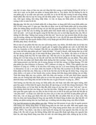 của chó và mèo, chưa có báo cáo nào nói rằng bột thịt xương có ảnh hưởng không tốt tới hệ vi
sinh vật ở ruột, sự ổn định của phân và lượng phân thải ra. Tuy nhiên, thịt bò thường bị cho là
sản phẩm gây ra sự mẫn cảm quá mức của thức ăn và do đó bột thịt xương là một trong những
thành phần đầu tiên bị loại bỏ trong chế độ khẩu phần ―loại trừ‖. Ngoại trừ hoàn cảnh đặc biệt
này, tính ngon miệng, khả năng chấp nhận, và việc sử dụng các khẩu phần có chứa bột thịt
xương ở chó và mèo là rất tốt.
Bột thịt cừu: bột thịt cừu là thành phần đã và đang được sử dụng phổ biến trong khẩu phần của
chó và mèo trong suốt 15 năm qua. Ban đầu nó được xem là một thành phần mới lạ trong khẩu
phần cho những động vật dễ bị dị ứng với các thứ liên quan đến thức ăn (quá mẫn). Các loại thức
ăn từ gạo và bột thịt cừu là những sản phẩm phát triển nhanh nhất của ngành sản xuất thức ăn
sinh vật cảnh – xét từ góc độ nguồn cung thì bột thịt cừu còn xa mới đáp ứng đủ nhu cầu. Đã có
những lời đồn rằng ―những loại tương tự bột thịt cừu‖ làm từ các loại protein khác đã tấn công
vào thị trường, nhưng các biện pháp kiểm soát chặt chẽ vì các vấn đề liên quan đến bệnh bò điên
(BSE) và bệnh xốp não truyền nhiễm (TSE) và kỹ thuật giải mã DNA (Krcmar và Rencova, 2003)
đã khắc phục được vấn đề này.
Đã có một số sản phẩm bột thịt cừu sản xuất trong nước; tuy nhiên, rất nhiều thức ăn từ thịt cừu
dùng trong thức ăn sinh vật cảnh có nguồn gốc từ ngành công nghiệp sản xuất và chế biến thịt
cừu của Australia và New Zealand. Hầu hết các sản phẩm bột thịt cừu này được chế biến bằng
quy trình chế biến phụ phẩm giết mổ ―nhiệt độ thấp‖. Về mặt lý thuyết, chất lượng thức ăn có thể
tốt hơn do các phân hủy gây ra bởi nhiệt đã được giảm thiểu. Tuy nhiên, vẫn chưa có số liệu tin
cậy để chứng minh hay bác bỏ luận điểm này. Bột thịt cừu là sản phẩm rất đặc trưng cho loài
nhưng rất ít số liệu trong các tài liệu đã xuất bản cho biết thành phần của sản phẩm. Theo phân
tích, bột thịt cừu phản ánh thành phần dinh dưỡng bột thịt (xương). Tương tự, theo báo cáo thì
chất lượng protein của bột thịt cừu là tương đương với bột thịt xương và bằng khoảng 75% bột
phụ phẩm gia cầm (Johnson và Parsons, 1997; Johnson và cộng sự., 1998). Theo nghiên cứu của
Johnson và cộng sự. (1998), tỷ lệ tiêu hóa ở hồi tràng của các a xít amin không thay thế (lysine
và threonine) và các a xít amin chứa lưu huỳnh có thể thay thế (cystine) là rất thấp trong các
khẩu phần có bột thịt cừu. Điều này có thể là do bột thịt cừu bị lẫn tạp rất nhiều lông. Lông cừu
chứa nhiều a xít amin có lưu huỳnh như cystine nhưng tính khả dụng dinh dưỡng của nó thấp.
Tính khả dụng thấp này của cystein, chất tiền thân của taurine, có thể giải thích được nguyên
nhân của các trường hợp mắc bệnh giãn nở cơ tim liên quan đến taurine ở một số giống chó nhất
định khi được nuôi bằng thức ăn làm từ bột thịt cừu và gạo (Fascetti và cộng sự., 2003).
Ảnh hưởng của bột thịt cừu trong các khẩu phần cho chó hoặc mèo đến tính ngon miệng, thời
gian bảo quản và biểu hiện bề ngoài chưa được đề cập trong cơ sở dữ liệu chung (literature). Thịt
cừu không được coi là loại thức ăn hấp dẫn nhất trong số các loại thịt vì mùi ―mỡ cừu‖ của nó.
Mèo không thích bột thịt cừu bằng các loại bột thịt khác. Những mối quan ngại về sự ôi thiu và
thời gian bảo quản ngắn của các thức ăn làm từ thịt cừu có thể là do một quá trình dài bắt đầu từ
―sâu phía dưới‖ và (hoặc) các chất tiền ôxy hóa vốn có ở thịt cừu chế biến từ phụ phẩm giết mổ.
Hơn nữa, việc sử dụng quá nhiều thịt cừu có thể dẫn đến sản phẩm thức ăn có màu xám. Nếu
thức ăn chứa một lượng đáng kể lông cừu tạp nhiễm thì khách hàng sẽ phàn nàn, đặc biệt đối với
những sản phẩm nướng như các loại bánh quy và những món ăn dùng trong việc điều trị bệnh.
Các loại bột protein từ (phụ phẩm) gia cầm: Những loại bột protein từ gia cầm là nguồn protein
chất lượng cao, thông dụng được sử dụng trong thức ăn cho sinh vật cảnh. Mỗi năm ngành công
nghiệp thức ăn sinh vật cảnh tiêu thụ khoảng 23% tổng lượng protein được sản xuất từ gia cầm
(Pearl, 2003). Tuy nhiên, việc đưa ra một tuyên bố chung cho loại nguyên liệu thức ăn này chỉ
dừng ở đó. Do một số quy tắc không thống nhất liên quan đến thuật ngữ dùng cho nguyên liệu
thức ăn, nền tảng khách hàng mua thức ăn sinh vật cảnh đang phát triển, những áp lực từ bên

                                              159
 