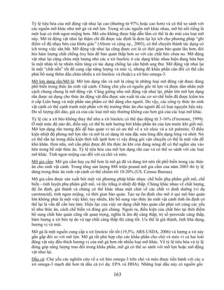 Tỷ lệ tiêu hóa của mỡ động vật nhai lại cao (thường từ 97% hoặc cao hơn) và có thể so sánh với
các nguồn mỡ khác như mỡ gà và mỡ lợn. Trong số các nguồn mỡ khác nhau, mỡ bò nổi tiếng là
một loại có tính ngon miệng hơn. Mỡ cừu không được hấp dẫn lắm có thể là do mùi của loại mỡ
này. Mỡ từ động vật nhai lại thậm chí đã được xác định là đem lại lợi ích cho phương pháp ―ghi
điểm về độ nhạy bén của khứu giác‖ (Altom và cộng sự., 2003), có thể chuyển thành tác dụng có
ích trong việc săn bắt. Mỡ động vật nhai lại cũng được coi là có thời gian bảo quản lâu hơn, đòi
hỏi hàm lượng chất chống ôxy hóa để bảo quản thấp hơn so với các chất béo chưa no. Mỡ động
vật nhai lại cũng chứa một lượng nhỏ các a xít linoleic ở các dạng khác nhau hiện đang hứa hẹn
là một nhân tố tự nhiên tiềm tàng có tác dụng chống lại căn bệnh ung thư. Mỡ động vật nhai lại
là một ―chất nền‖ tốt để cung cấp năng lượng và mùi vị, nhưng để khẩu phần cân đối có thể cần
phải bổ sung thêm dầu chứa nhiều a xít linoleic và (hoặc) a xít béo omega-3.
Mỡ lợn dạng rắn/Mỡ lá: Mỡ lợn dạng rắn và mỡ lá cũng là những loại mỡ động vật được dùng
phổ biến trong thức ăn sinh vật cảnh. Chúng chủ yếu có nguồn gốc từ lợn và được dán nhãn một
cách chung chung là mỡ động vật. Cũng giống như mỡ động vật nhai lại, phần lớn mỡ lợn dạng
rắn được sử dụng cho thức ăn động vật đều được sản xuất từ các cơ sở chế biến đã được kiểm tra
ở cấp Liên bang và một phần sản phẩm có thể dùng cho người. Do vậy, các công ty thức ăn sinh
vật cảnh có thể cạnh tranh một phần với thị trường thức ăn cho người để có loại nguyên liệu này.
Do số lượng dồi dào, giá cả của các loại mỡ này thường không cao hơn giá của các loại mỡ khác.
Tỷ lệ các a xít béo không thay thế như a xít linoleic có thể dao động từ 3-16% (Firestone, 1999).
Ở một mức độ nào đó, điều này có thể bị ảnh hưởng bởi khẩu phần ăn của lợn trước khi giết mổ.
Mỡ lợn dạng rắn tương đối dễ bảo quản vì nó có ưu thế về a xít oleic và a xít palmitic. Ở điều
kiện nhiệt độ phòng mỡ lợn rắn và mỡ lá có dạng từ nửa đặc nửa lỏng đến dạng lỏng và nhớt. Nó
có thể rắn lại trong điều kiện thời tiết lạnh hơn vì vậy đóng gói vận chuyển có thể là một vấn đề
khó khăn. Hơn nữa, mỡ cần phải được đổ lên thức ăn khi còn đang nóng để có thể ngấm sâu vào
bên trong bề mặt thức ăn. Tỷ lệ tiêu hóa của mỡ lợn dạng rắn cao và có thể so sánh với các loại
mỡ khác. Tính ngon miệng cao đối với cả chó và mèo.
Mỡ gia cầm: Mỡ gia cầm hay cụ thể hơn là mỡ gà đã và đang trở nên rất phổ biến trong các thức
ăn cho sinh vật cảnh. Trong tổng sản lượng 888 triệu pound mỡ gia cầm của năm 2003 thì tỷ lệ
dùng trong thức ăn sinh vật cảnh có thể chiếm tới 10-20% (US. Census Bureau).
Mỡ gia cầm được sản xuất bởi một vài phương pháp khác nhau: chế biến phụ phẩm giết mổ, chế
biến - tinh luyện phụ phẩm giết mổ, và tẩy trắng ở nhiệt độ thấp. Chúng khác nhau về chất lượng,
độ ổn định, giá thành và chúng có thể khác nhau một chút về các chất vi dinh dưỡng (ví dụ
carotenoid), tính ngon miệng, và thời gian bảo quản. Tạo sự ổn định cho mỡ ở qui mô bảo quản
lớn không phải là một việc khó; tuy nhiên, khi bổ sung vào thức ăn sinh vật cảnh tính ổn định có
thể lại là vấn đề cần lưu tâm. Hiệu lực của việc sử dụng chất bảo quản cần phải xét cùng các yếu
tố như thức ăn, cách chế biến và đóng gói chúng. Ngoài ra, điều kiện của chất béo tại thời điểm
bổ sung chất bảo quản cũng rất quan trọng, nghĩa là ẩm độ càng thấp, trị số peroxide càng thấp,
hàm lượng a xít béo tự do và tạp chất càng thấp thì càng tốt. Ưu thế là giá thành, tính khả dụng,
hương vị và mùi.
Mỡ gà là một nguồn cung cấp a xít linoleic rất tốt (19,5%; ARS-USDA, 2006) và lượng a xít này
gần gấp đôi so với mỡ lợn. Mỡ gà rất phù hợp cho các khẩu phần cho chó và mèo vì cả hai loài
động vật này đều thích hương vị của mỡ gà hơn rất nhiều loại mỡ khác. Về tỷ lệ tiêu hóa và tỷ lệ
đóng góp năng lượng trao đổi trong khẩu phần, mỡ gà có thể so sánh với mỡ lợn hoặc mỡ động
vật nhai lại.
Dầu cá: Chủ yếu các nghiên cứu về a xít béo omega-3 trên chó và mèo được tiến hành với các a
xít omega-3 mạch dài hơn từ dầu cá (ví dụ: EPA và DHA). Những loại dầu này có nguồn gốc

                                              163
 