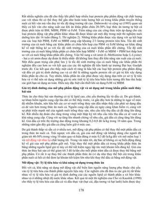 Rất nhiều nghiên cứu đã cho thấy khi phối hợp nhiều loại protein phụ phẩm động vật chất lượng
cao với nhau thì có thể thay thế gần như hoàn toàn lượng bột cá trong khẩu phần truyền thống
nuôi cá hồi vân mà vẫn duy trì tốc độ tăng trưởng rất cao. Dabrowski và cộng sự (1995) quan sát
thấy cá hồi vân cho năng suất cao khi ăn khẩu phần chứa 20-30% loại thức ăn tương tự bột cá
được phối trộn từ BM, MBM, PBM và FeM. Tiềm năng của các công thức trộn áp dụng cho các
loại protein động vật phụ phẩm khác nhau đã được khảo sát mới đây trong một thí nghiệm nuôi
dưỡng kéo dài 16 tuần (Bảng 5, Thí nghiệm 2). Những khẩu phần được xây dựng với sự kết hợp
của các loại bột PBM, FeM và MBM cung cấp khoảng 2/3 lượng protein tiêu hóa. Tốc độ sinh
trưởng của cá nuôi bằng các khẩu phần có chứa hỗn hợp của PBM và FeM không sai khác đáng
kể về mặt thống kê so với tốc độ sinh trưởng của cá nuôi khẩu phần đối chứng. Tốc độ sinh
trưởng của cá nuôi bằng khẩu phần có chứa hỗn hợp MBM + FeM và MBM + PBM hơi thấp hơn
so với cá nuôi bằng khẩu phần đối chứng. Việc bổ sung a xít amin (L-Methionine hoặc L-Lysine)
- hai a xít amin được dự đoán là thiếu nhất- đã không làm thay đổi khả năng sản xuất của cá nuôi.
Một điều quan trọng cần phải lưu ý là tốc độ sinh trưởng của cá nuôi bằng các khẩu phần thí
nghiệm đều cao hơn so với kết quả của các thí nghiệm đã tiến hành tại trường Đại học Guelph
trước đó. Các kết quả cho thấy một cách rõ ràng là hầu hết các loại bột protein phụ phẩm động
vật đều có giá trị dinh dưỡng cao và có thể là những nguồn protein rất có giá trị khi xây dựng
khẩu phần ăn cho cá. Tuy nhiên, khẩu phần ăn cần phải được xây dựng dựa trên cơ sở tỷ lệ tiêu
hóa và vì thế nên sử dụng những giá trị ước tính tỷ lệ tiêu hóa biểu kiến tương đối bảo thủ hoặc
các giới hạn sử dụng an toàn. Điều này đặc biệt cần thiết khi sử dụng FeM và MBM.
Giá trị dinh dƣỡng của mỡ phụ phẩm động vật và sử dụng mỡ trong khẩu phần nuôi thủy
hải sản
Thức ăn cho thủy hải sản thường có tỷ lệ lipid cao, chủ yếu thường lấy từ dầu cá. Do giá thành,
sự khan hiếm nguồn cung cấp lâu dài có thể thấy trước, và gần đây hơn là những lo ngại về mức
độ nhiễm khuẩn, nên hầu hết các cơ sở nuôi trồng thủy sản đều nhận thấy cần phải sử dụng dầu
cá dè xẻn hơn trong thức ăn nuôi cá. Nguồn cung cấp dầu cá ngày càng khan hiếm vì, cùng với
sự phát triển mạnh mẽ của ngành nuôi trồng thủy sản, nhu cầu tiêu thụ dầu cá đã tăng lên đáng
kể. Rất nhiều dự đoán cho rằng trong vòng một thập kỷ tới nhu cầu tiêu thụ dầu cá sẽ vượt xa
khả năng cung cấp. Cùng với sự tăng lên nhanh chóng về nhu cầu, giá dầu cá cũng tăng lên đáng
kể. Giá dầu cá trên thị trường dao động trong khoảng 0,2-0,8 đô la/kg trong 10 năm qua. Trong
những năm gần đây giá dầu cá cũng luôn giữ ở mức cao.
Do giá thành thấp và sẵn có ở nhiều nơi, mỡ động vật phụ phẩm có thể thay thế một phần dầu cá
trong thức ăn nuôi cá. Trái ngược với dầu cá, giá của mỡ động vật không dùng cho người đã
giảm tới 40-50% trong vòng 10 năm qua và hiện đứng ở mức 0,3 đô la/kg đối với mỡ mềm loại 1
và mỡ động vật nhai lại chất lượng tốt. Trong vài năm tới, dự báo sẽ không có sự biến động đáng
kể về giá của mỡ phụ phẩm giết mổ. Việc thay thế một phần dầu cá trong khẩu phần thức ăn
bằng những nguồn lipid giá rẻ này có thể tiết kiệm ngay lập tức một khoản tiền đáng kể. Giá của
thức ăn thủy hải sản có thể giảm tới 3 đô la/tấn cho mỗi phần trăm dầu cá được thay thế bằng mỡ
phụ phẩm. Có rất ít sự thay thế các thành phần thức ăn (ví dụ như thay thế bột cá) trong khẩu
phần nuôi cá hồi có thể đem lại khoản tiết kiệm lớn như khi thay thế dầu cá bằng mỡ động vật.
Mỡ động vật: Tỷ lệ tiêu hóa và khả năng sử dụng trong thức ăn
Đối với cá, khả năng sử dụng mỡ động vật chế biến làm nguồn năng lượng phụ thuộc chủ yếu
vào tỷ lệ tiêu hóa của thành phần nguyên liệu này. Các nghiên cứu đã đưa ra các giá trị rất khác
nhau về tỷ lệ tiêu hóa và giá trị dinh dưỡng của các nguồn lipid có thành phần a xít béo khác
nhau và ở những nhiệt độ nước khác nhau. Kết quả từ một thí nghiệm của Cho và Kaushik (1990)
cho thấy tỷ lệ tiêu hóa của dầu cá và dầu thực vật (hạt cải, đậu tương và hạt lanh) luôn được duy

                                              178
 