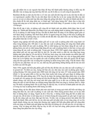 gay gắt nhằm tìm ra các nguyên liệu khác để thay thế thành phần thường dùng và điều này đã
dẫn đến việc sử dụng sáp ong mật thay thế mỡ, sau đó là dầu cọ và cuối cùng là sáp parafin.
Burnham đã đưa ra một câu hỏi thú vị về việc sản xuất nến khi ông mô tả cây nến làm từ dầu cá
voi (spermaceti candle). Đây là cây nến được làm từ dầu lấy ra từ các xoang trên đầu của một
con cá voi nơi có chứa một loại dầu màu trắng sữa giống tinh dịch. Cây nến trở thành một đơn vị
tiêu chuẩn để đo ánh sáng nhân tạo và thuật ngữ ―một năng lượng nến‖ được đưa ra dựa trên
lượng ánh sáng tạo ra bởi một cây nến spermaceti tinh khiết nặng 1/6 pounds và cháy với tốc độ
120 hạt/giờ.
Như đã đề cập ở trên, xà phòng cuối cùng đã trở thành một sản phẩm chính được làm từ mỡ
động vật. Thành phố Marseille của Pháp là nơi sản xuất những bánh xà phòng chất lượng nhất và
tất cả xà phòng có chất lượng tốt hay xấu đều bị đánh thuế rất nặng và chỉ những người giàu có
mới được dùng xà phòng. Khi thuế được dỡ bỏ và người trung lưu cũng có thể mua xà phòng thì
nhu cầu tiêu thụ xà phòng tăng cao và điều đó đã dẫn đến việc phát triển các hệ thống chế biến
phụ phẩm hiện đại và tinh vi hơn.
Ngành công nghiệp chế biến phụ phẩm giết mổ và sản xuất xà phòng phát triển song hành với
nhau trong khoảng trên 100 năm vì các nhà sản xuất xà phòng dùng mỡ cứng làm thành phần
nguyên liệu chính để sản xuất xà phòng. Mỡ có chất lượng cao hơn được dùng để sản xuất xà
phòng thơm còn mỡ có chất lượng thấp dùng để sản xuất xà phòng bánh rẻ tiền hơn và loại cuối
cùng dùng để sản xuất xà phòng giặt. Trong giai đoạn 1950-1965 ngành công nghiệp chế biến
phụ phẩm giết mổ trải qua một thời kỳ đen tối. Sự phát minh ra chất tẩy rửa tổng hợp trong
những năm giữa thập kỷ 50 của thế kỷ 20 đã hủy hoại công việc kinh doanh của nhiều nhà chế
biến phụ phẩm giết mổ. Thực ra chất tẩy rửa tổng hợp (chủ yếu dựa vào việc sử dụng phốt phát)
được tạo ra từ nghiên cứu của ngành sản xuất xà phòng nhằm mục đích giải quyết vấn đề ngày
càng lớn liên quan đến việc sử dụng bột xà phòng tự nhiên trong nước cứng. Vấn đề chính ở đây
là loại bỏ các chất bám vào sợi vải, các chất này khi giặt không những không mất đi mà còn tích
tụ thêm sau mỗi lần giặt.
Năm 1950, ngành chế biến phụ phẩm giết mổ Hoa Kỳ đã bán cho các nhà sản xuất xà phòng 1,1
tỷ pound mỡ. Từ đỉnh cao này, lượng mỡ bán cho các nhà máy sản xuất xà phòng giảm mạnh,
xuống khoảng 146 triệu pound năm 2000 trước khi tăng trở lại mức 257 triệu pound năm 2005
(Hình 1). Sự sụt giảm diễn ra liên tục theo hàm tuyến tính trong suốt giai đoạn từ những năm
1950 cho đến giữa những năm 1970. Sau đó do được thị trường chấp nhận nhiều hơn và sự đầu
tư mạnh mẽ vào quảng cáo nên lượng mỡ tiêu thụ đã tăng lên. Một nhân tố đã góp phần thúc đẩy
nhanh chóng việc tiêu thụ mỡ trong một thời gian ngắn là sự ra đời của xà phòng diệt khuẩn
dùng cho nhà vệ sinh rất được ưu chuộng mang nhãn hiệu Dial của công ty Armour and Co. Hiện
nay rất nhiều xà phòng bánh vẫn có nền tảng là chất tẩy rửa, và mỡ ăn là thành phần mỡ chủ yếu
có trong các loại xà phòng thơm chất lượng cao nhất.
Protein động vật lúc đầu được khám phá một cách tình cờ trong quá trình chế biến mỡ động vật
dùng làm thức ăn, sản xuất xà phòng và sản xuất nến. Nhìn chung protein được coi là các chất
thải và không được sử dụng. Người da đỏ ở Hoa Kỳ, vì không muốn lãng phí bất cứ phần nào
của gia súc, đã rải máu và nội tạng của cá và hươu hoang dã xung quanh các gốc ngô và ngô của
họ đã cho năng suất cao hơn, bắp ngô lớn hơn. Từ đây việc sử dụng protein làm phân bón bắt
đầu hình thành. Đến cuối thế kỷ, do các nhà máy giết mổ phát triển và mở rộng cùng với sự lớn
mạnh nhanh chóng của các trung tâm thương mại, ngành chế biến phụ phẩm giết mổ cũng phát
triển mở rộng, trở thành một giải pháp loại thải hữu ích không chỉ với mỡ mà còn với nội tạng và
xương. Việc sử dụng mỡ được tiếp tục duy trì đối với loại mỡ cứng, phần protein nhìn chung
được dùng làm phân bón cho cây trồng.

                                              22
 
