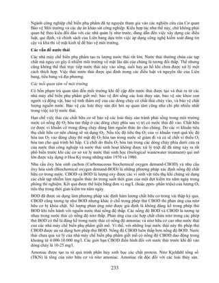 Ngành công nghiệp chế biến phụ phẩm đã tự nguyện tham gia vào các nghiên cứu của Cơ quan
Bảo vệ Môi trường và các dự án khảo sát công nghiệp. Kiểu hợp tác như thế này, chứ không phải
quan hệ theo kiểu đối đầu với các nhà quản lý như trước, đang dẫn đến việc xây dựng các điều
luật, qui định, và chính sách của Liên bang dựa trên việc áp dụng công nghệ kiểm soát đáng tin
cậy và khả thi về mặt kinh tế để bảo vệ môi trường.
Các vấn đề nƣớc thải
Các nhà máy chế biến phụ phẩm tạo ra lượng nước thải rất lớn. Nước thải thường chứa các tạp
chất mà nguy cơ gây ô nhiễm môi trường về mặt lâu dài của chúng là tương đối thấp. Thế nhưng
cũng không thể thải trực tiếp nước thải này vào sông, suối hay ao hồ khi chưa được xử lý một
cách thích hợp. Việc thải nước thải được qui định trong các điều luật và nguyên tắc của Liên
bang, tiểu bang và địa phương.
Các mối quan tâm về môi trường
Có bốn phạm trù quan tâm đến môi trường khi đề cập đến nước thải được tạo và thải ra từ các
nhà máy chế biến phụ phẩm giết mổ: bảo vệ đời sống các loài thủy sản, bảo vệ sức khỏe con
người và động vật, bảo vệ tính thẩm mỹ của các dòng chảy có chất thải chảy vào, và bảo vệ chất
lượng nguồn nước. Bảo vệ các loài thủy sản đòi hỏi sự quan tâm cũng như chi phí nhiều nhất
trong việc xử lý nước thải.
Hạn chế việc thải các chất hữu cơ sẽ bảo vệ các loài thủy sản tránh phải sống trong môi trường
nước có nồng độ O2 hòa tan thấp ở các dòng chảy phía sau vị trí có nước thải đổ vào. Chất hữu
cơ được vi khuẩn có trong dòng chảy dùng làm nguồn thức ăn cho chúng. Do các vi khuẩn tiêu
thụ chất hữu cơ nên chúng sẽ sử dụng O2. Nếu tốc độ tiêu thụ O2 của vi khuẩn vượt quá tốc độ
hòa tan O2 vào dòng chảy thì mật độ O2 hòa tan trong nước sẽ giảm đi và cá sẽ chết vì thiếu O2
hòa tan cho quá trình hô hấp. Cá chết do thiếu O2 hòa tan trong các dòng chảy phía dưới cửa ra
của nước thải công nghiệp và nước thải sinh hoạt không được xử lý triệt để đã từng xảy ra rất
phổ biến trước khi các cơ sở xử lý nước thải sinh học (biological wastewater treatment) qui mô
lớn được xây dựng ở Hoa Kỳ trong những năm 1970 và 1980.
Nhu cầu ôxy hóa sinh cacbon (Carbonaceous biochemical oxygen demand-CBOD) và nhu cầu
ôxy hóa sinh (Biochemical oxygen demand-BOD) là những phương pháp xác định nồng độ chất
hữu cơ trong nước. CBOD và BOD là lượng oxy được các vi sinh vật tiêu thụ khi chúng sử dụng
các chất tạp nhiễm làm nguồn thức ăn trong suốt thời gian của một đợt kiểm tra năm ngày trong
phòng thí nghiệm. Kết quả được thể hiện bằng đơn vị mg/L (hoặc ppm- phần triệu) của lượng O2
tiêu thụ trong thời gian kiểm tra năm ngày.
BOD đã được sử dụng làm phương pháp xác định hàm lượng chất hữu cơ trong vài thập kỷ qua.
CBOD cũng tương tự như BOD nhưng khác ở chỗ trong phép thử CBOD thì phản ứng của nitơ
hữu cơ bị khóa chặt. Số lượng phản ứng nitơ được giả định là không đáng kể trong phép thử
BOD khi tiến hành với nguồn nước thải nồng độ thấp. Các nồng độ BOD và CBOD là tương tự
nhau trong nước thải có nồng độ nitơ thấp. Phản ứng của các hợp chất chứa nitơ trong các phép
thử BOD có thể là đáng kể trong nước thải có nồng độ amoniac và nitơ hữu cơ cao như nước thải
của các nhà máy chế biến phụ phẩm giết mổ. Vì thế, với những loại nước thải này thì phép thử
CBOD được ưa sử dụng hơn phép thử BOD. Nồng độ CBOD luôn thấp hơn nồng độ BOD. Nước
thải chưa qua xử lý của nhà máy chế biến phụ phẩm giết mổ có nồng độ CBOD dao động trong
khoảng từ 4.000-10.000 mg/l. Các giới hạn CBOD điển hình đối với nước thải trước khi đổ vào
dòng chảy là 10-25 mg/l.
Amoniac được tạo ra từ quá trình phân hủy sinh học các chất protein. Nitơ Kjeldahl tổng số
(TKN) là tổng của nitơ hữu cơ và nitơ amoniac. Amoniac rất độc đối với các loài thủy sản.

                                            233
 