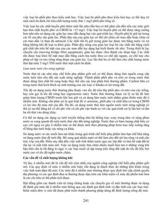 việc loại bỏ phốt pho theo kiểu sinh học. Việc loại bỏ phốt pho theo kiểu hóa học có thể duy trì
một cách ổn định chỉ tiêu chất lượng nước thải 1 mg/l phốt pho tổng số.
Việc loại bỏ các chất huyền phù thêm một lần nữa (lần ba) có thể phải cần đến nếu các mức giới
hạn thải chất huyền phù và CBOD là <15 mg/l. Việc loại bỏ huyền phù có thể được tăng cường
hơn nữa nếu sử dụng các giàn lọc mao dẫn dạng hạt vào quá trình lọc. Huyền phù bị giữ lại trong
các lỗ của đáy sâu giàn lọc. Phần đáy sâu của giàn lọc có thể chỉ chứa cát mao dẫn hoặc chứa cả
cát mao dẫn và than đá antracid. Các chất rắn bị giữ trong giàn lọc được rửa bằng nước và xịt
bằng không khí để loại ra khỏi giàn. Phần đáy nông của giàn lọc loại bỏ các chất rắn bằng cách
giữ chất rắn trên bề mặt của của các mao dẫn lọc dạng hạt kích thước rất nhỏ. Trong thiết bị lọc
chuyển cầu (moving bridge filter equipment), giàn lọc được chia thành các đoạn hẹp. Các chất
rắn được loại khỏi bề mặt mao dẫn bằng cách rửa nước theo cơ chế dội ngược, cơ chế này cho
phép cô lập và rửa riêng từng đoạn của giàn lọc. Lọc lần thứ ba có thể làm cho chất lượng nước
thải đạt mức 5 mg/l TSS nước thải một cách ổn định.
Làm nước tưới cho nông nghiệp
Nước thải từ các nhà máy chế biến phụ phẩm giết mổ có thể được dùng làm nguồn cung cấp
nước tưới tiêu cho đất sản xuất nông nghiệp. Thành phần phốt pho và nitơ có trong nước thải
được dùng làm chất bổ sung hoặc thay thế cho các loại phân bón thương phẩm. Cacbon hữu cơ
trong nước thải kích thích sự sinh trưởng của các loại vi khuẩn có lợi trong đất.
Tốc độ sử dụng nước thải thường phụ thuộc vào tốc độ tiêu thụ phốt pho và nitơ của cây trồng,
hay còn gọi là tốc độ nông học (agronomic rate). Nước thải thường được xử lý sơ bộ để làm
giảm hàm lượng CBOD trước khi lưu giữ và sử dụng làm nước tưới nhằm giảm thiểu mức độ ô
nhiễm mùi. Không cần phải xử lý quá triệt để vì amoniac, phốt pho và chất hữu cơ trong CBOD
có lợi cho độ màu mỡ của đất. Do đó, sử dụng nước thải làm nguồn nước tưới nông nghiệp có
thể có ưu thế đáng kể về chi phí vốn và chi phí vận hành so với các quá trình xử lý lần hai và lần
ba rồi thải vào dòng chảy.
Có thể sử dụng các dụng cụ tưới truyền thống như hệ thống trục xoay trung tâm và súng phun
nước ra xung quanh để tưới nước thải cho đất nông nghiệp. Nước thải có hàm lượng chất hữu cơ
cao với nguy cơ gây ô nhiễm mùi có thể được tưới theo phương pháp bơm trực tiếp xuống tầng
rễ bằng dao tưới hoặc các nông cụ khác.
Sử dụng natri và các muối hòa tan khác trong quá trình chế biến phụ phẩm làm hạn chế khả năng
sử dụng nước thải để tưới đất. Bổ sung quá nhiều natri có thể làm cho đất sét lan rộng và mất cấu
trúc xốp của đất. Điều này dẫn đến việc mất tính thấm nước qua các lớp đất và làm bề mặt đất bị
rắn lại và mất tính màu mỡ. Việc sử dụng nước thải chứa nhiều muối hòa tan ở những vùng khí
hậu khô cằn là rất đáng lo ngại vì các loại muối sẽ tập trung trên tầng đất mặt do tốc độ bốc hơi
nước cao và tốc độ ngấm nước chậm.
Các vấn đề về chất lƣợng không khí
Từ lâu, ô nhiễm mùi đã là vấn đề nổi cộm nhất của ngành công nghiệp chế biến phụ phẩm giết
mổ. Các quy định về mức ô nhiễm mùi hiện vẫn đang là thách thức do những khó khăn trong
việc tính toán đậm độ mùi. Các mức độ ô nhiễm mùi thường được quy định bởi cấp chính quyền
địa phương và các qui định đưa ra thường được dựa trên các khái niệm về mức độ phiền toái hơn
là các chỉ tiêu có thể phân tích được.
Hội đồng gồm các thành viên từ công chúng hoặc các chuyên gia về mùi thường được sử dụng
để đánh giá mức độ ô nhiễm mùi thông qua các đánh giá định tính và đặc tính của các loại mùi.
Khái niệm đơn vị mùi đã được phát triển thành phương pháp dùng để định lượng nồng độ mùi.


                                              241
 