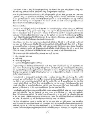 Đơn vị mùi là đơn vị dùng để đo mức pha loãng cần thiết để làm giảm nồng độ mùi xuống mức
mà Hội đồng gồm các chuyên gia về mùi cũng không thể phát hiện được.
Mức độ ô nhiễm khí thải của các cơ sở chế biến phụ phẩm giết mổ được quy định bởi EPA dưới
Đạo luật Không khí sạch của các tiểu bang. Nhìn chung, amoniac, hạt bụi, nitơ và ôxit lưu huỳnh
từ các quá trình nấu và hydro sulfat hoặc lưu huỳnh đã bị khử là những loại khí gây ô nhiễm
được lưu tâm nhất tại các cơ sở chế biến phụ phẩm. Các khí nhà kính sinh ra từ quá trình nấu có
thể trở thành các vấn đề lớn trong tương lai.
Kiểm soát khí thải
Các cơ sở chế biến phụ phẩm quản lý hầu hết các mùi và bụi gây ô nhiễm không khí. Phần lớn
các cơ sở chế biến không tạo ra ở mức đáng kể các loại khí thải có chứa các thành phần đòi hỏi
phải có trang bị các thiết bị kiểm soát ô nhiễm. Ô nhiễm bụi xuất hiện trong các quá trình sản
xuất gây bụi thường được kiểm soát bằng các nhà lọc bụi. Các nhà này là những màng lọc bằng
vải có thể giữ lại các tiểu phần khi không khí đi qua màng lọc. Các màng lọc được làm sạch bằng
cách xục không khí và/hoặc rung lắc đều đặn theo chu kỳ.
Các nhà máy chế biến phụ phẩm thường được thiết kế để có thể giữ và xử lý các khí và hơi có
khả năng gây ô nhiễm mùi. Các hệ thống phòng xử lý có đối lưu không khí được thiết kế để duy
trì trong phòng luôn có áp suất âm nhằm tránh hiện tượng khí thải thoát ra khỏi phòng. Các công
đoạn sản xuất tạo ra mùi ở mật độ cao được thiết kế gắn với các hệ thống thu khí và hơi để tách
riêng các nguồn khí gây mùi ra khỏi không khí trong các phòng có mật độ mùi thấp hơn.
Các phương pháp kiểm soát mùi bao gồm các quá trình như sau:
•   Ôxy hóa bằng hóa chất
•   Đốt cháy
•   Phân hủy bằng nhiệt
•   Khử mùi bằng phương pháp sinh học
Ôxy hóa bằng hóa chất được tiến hành theo cách dùng nước có chứa chất ôxy hóa mạnh như clo
hoặc clorua dioxit để hấp thụ các hợp chất gây mùi. Các hợp chất gây mùi cũng có thể được ôxy
hóa trực tiếp bằng ozon trong pha bốc hơi. Không khí từ các hệ thống lưu thông không khí phòng
thường được lọc sạch trong hệ thống ôxy hóa hóa học sử dụng hệ thống ống lọc có tẩm clo, xút
ăn da, hoặc clorua dioxit.
Hơi nước sinh ra trong quá trình nấu (hơi nấu) có mật độ mùi cao. Hơi nấu thường được xử lý
trong các qui trình hai bước. Hơi nấu được làm mát và các tiểu phần được loại bỏ một phần trong
các thiết bị lọc venturi (ứng dụng Định luật Bernoulli). Hơi nấu đi qua phần thắt nhỏ của ống
venturi với tốc độ rất cao. Nước được xịt vào phần trên của ống venturi. Hơi nấu được làm lạnh
và các tiểu phần có trong hơi nấu được loại bỏ trong ống venturi. Hơi nước thoát ra khỏi ống
Venturi có thể được xử lý tiếp trong một hệ thống ống lọc bằng hóa chất.
Hơi nấu cũng có thể được ngưng tụ bằng bình ngưng sử dụng khí lạnh hoặc ống ngưng sử dụng
nước lạnh gián tiếp. Phần hơi không có khả năng ngưng tụ có thể được xử lý bằng hóa chất hoặc
được thiêu hủy trong nồi hơi. Các mùi có đậm độ cao sinh ra từ quá trình chế biến phụ phẩm và
từ hơi nấu không có khả năng ngưng tụ thường được trộn lẫn với không khí đốt tại nồi hơi của
nhà máy. Các hợp chất gây mùi thường được thiêu hủy trong các nồi hơi.
Các hợp chất gây mùi có thể bị loại bỏ bởi các qui trình phân hủy bằng nhiệt. Phân hủy bằng
nhiệt liên quan đến việc đốt nóng các hơi có mùi tới nhiệt độ rất cao dẫn đến sự phân hủy của các
hợp chất gây mùi. Kỹ thuật này được áp dụng để xử lý các hơi nấu và các loại khí có mật độ mùi
rất cao. Ưu điểm của phương pháp phân hủy hơi nấu bằng nhiệt là nó không tạo sản phẩm ngưng

                                              242
 