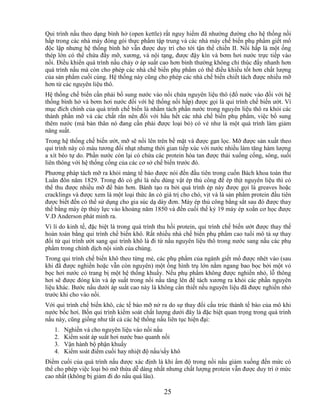 Qui trình nấu theo dạng bình hở (open kettle) rất nguy hiểm đã nhường đường cho hệ thống nồi
hấp trong các nhà máy đóng gói thực phẩm tập trung và các nhà máy chế biến phụ phẩm giết mổ
độc lập nhưng hệ thống bình hở vẫn được duy trì cho tới tận thế chiến II. Nồi hấp là một ống
thép lớn có thể chứa đầy mỡ, xương, và nội tạng, được đậy kín và bơm hơi nước trực tiếp vào
nồi. Điều khiển quá trình nấu chảy ở áp suất cao hơn bình thường không chỉ thúc đẩy nhanh hơn
quá trình nấu mà còn cho phép các nhà chế biến phụ phẩm có thể điều khiểu tốt hơn chất lượng
của sản phẩm cuối cùng. Hệ thống này cũng cho phép các nhà chế biến chiết tách được nhiều mỡ
hơn từ các nguyên liệu thô.
Hệ thống chế biến cần phải bổ sung nước vào nồi chứa nguyên liệu thô (đổ nước vào đối với hệ
thống bình hở và bơm hơi nước đối với hệ thống nồi hấp) được gọi là qui trình chế biến ướt. Vì
mục đích chính của quá trình chế biến là nhằm tách phần nước trong nguyên liệu thô ra khỏi các
thành phần mỡ và các chất rắn nên đối với hầu hết các nhà chế biến phụ phẩm, việc bổ sung
thêm nước (mà bản thân nó đang cần phải được loại bỏ) có vẻ như là một quá trình làm giảm
năng suất.
Trong hệ thống chế biến ướt, mỡ sẽ nổi lên trên bề mặt và được gạn lọc. Mỡ được sản xuất theo
qui trình này có màu tương đối nhạt nhưng thời gian tiếp xúc với nước nhiều làm tăng hàm lượng
a xít béo tự do. Phần nước còn lại có chứa các protein hòa tan được thải xuống cống, sông, suối
liên thông với hệ thống cống của các cơ sở chế biến trước đó.
Phương pháp tách mỡ ra khỏi màng tế bào được nói đến đầu tiên trong cuốn Bách khoa toàn thư
Luân đôn năm 1829. Trong đó có ghi là nếu dùng vật ép thủ công để ép thịt nguyên liệu thì có
thể thu được nhiều mỡ để bán hơn. Bánh tạo ra bởi quá trình ép này được gọi là greaves hoặc
cracklings và được xem là một loại thức ăn có giá trị cho chó, vịt và là sản phẩm protein đầu tiên
được biết đến có thể sử dụng cho gia súc dạ dày đơn. Máy ép thủ công bằng sắt sau đó được thay
thế bằng máy ép thủy lực vào khoảng năm 1850 và đến cuối thế kỷ 19 máy ép xoắn cơ học được
V.D Anderson phát minh ra.
Vì lí do kinh tế, đặc biệt là trong quá trình thu hồi protein, qui trình chế biến ướt được thay thế
hoàn toàn bằng qui trình chế biến khô. Rất nhiều nhà chế biến phụ phẩm cao tuổi mô tả sự thay
đổi từ qui trình ướt sang qui trình khô là đi từ nấu nguyên liệu thô trong nước sang nấu các phụ
phẩm trong chính dịch nội sinh của chúng.
Trong qui trình chế biến khô theo từng mẻ, các phụ phẩm của ngành giết mổ được nhét vào (sau
khi đã được nghiền hoặc vẫn còn nguyên) một ống hình trụ lớn nằm ngang bao bọc bởi một vỏ
bọc hơi nước có trang bị một hệ thống khuấy. Nếu phụ phẩm không được nghiền nhỏ, lỗ thông
hơi sẽ được đóng kín và áp suất trong nồi nấu tăng lên để tách xương ra khỏi các phần nguyên
liệu khác. Bước nấu dưới áp suất cao này là không cần thiết nếu nguyên liệu đã được nghiền nhỏ
trước khi cho vào nồi.
Với qui trình chế biến khô, các tế bào mỡ nở ra do sự thay đổi cấu trúc thành tế bào của mô khi
nước bốc hơi. Bốn qui trình kiểm soát chất lượng dưới đây là đặc biệt quan trọng trong quá trình
nấu này, cũng giống như tất cả các hệ thống nấu liên tục hiện đại:
   1.   Nghiền và cho nguyên liệu vào nồi nấu
   2.   Kiểm soát áp suất hơi nước bao quanh nồi
   3.   Vận hành bộ phận khuấy
   4.   Kiểm soát điểm cuối hay nhiệt độ nấu/sấy khô
Điểm cuối của quá trình nấu được xác định là khi ẩm độ trong nồi nấu giảm xuống đến mức có
thể cho phép việc loại bỏ mỡ thừa dễ dàng nhất nhưng chất lượng protein vẫn được duy trì ở mức
cao nhất (không bị giảm đi do nấu quá lâu).

                                               25
 