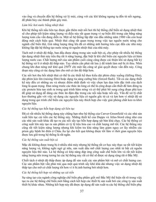 vào ống và chuyển đến hệ thống xử lý mùi, cùng với các khí không ngưng tụ đến từ nồi ngưng,
để phân hủy các thành phần gây mùi.
Làm bốc hơi nước bằng nhiệt thải
Khi hệ thống nồi nấu liên tục được gắn thêm một nồi hơi thì hệ thống chế biến sử dụng nhiệt thải
sẽ cho phép tiết kiệm năng lượng và điều này rất quan trọng vì sự biến đổi trong cân bằng năng
lượng toàn cầu vẫn đang diễn ra. Một số hệ thống lắp đặt vào đầu những năm 1980 vẫn còn hoạt
động một cách hiệu quả. Nhiệt thải cũng rất quan trọng trong việc tạo nguồn nước nóng cho
ngành chế biến thịt. Giá năng lượng tăng lên đã có những ảnh hưởng tiêu cực đến các nhà máy
không lắp đặt hệ thống tạo nước nóng từ nguồn nhiệt thải của nhà máy.
Tách mỡ ở nhiệt độ thấp, ban đầu được dùng trong sản xuất bột cá, cho phép rất nhiều hệ thống
tận dụng nhiệt thải này tiêu thụ rất ít năng lượng, đặc biệt là khi chế biến các nguyên liệu có hàm
lượng nước cao. Chất lượng mỡ của sản phẩm cuối cùng cũng được cải thiện khi sử dụng bất kỳ
hệ thống xử lí ở nhiệt độ thấp nào. Tuy nhiên cần phải rất lưu ý để tránh làm mỡ bị ôi thiu. Nhìn
chung khi đun nóng mỡ khô quá 2500F chỉ một lần cũng sẽ giải quyết được vấn đền này. Công
đoạn này cũng có tác dụng làm cho mỡ có ẩm độ thấp hơn.
Các nồi hơi thu hồi nhiệt thải có thể là các thiết kế theo kiểu dải phim chảy xuống (falling film),
dải phim kéo lên (raising film) hoặc dạng tia sáng cưỡng bức (forced flash). Tất cả các dạng thiết
kế này đều có những ưu và nhược điểm nhất định và việc chọn lựa dựa trên đặc tính của dịch
lỏng là quan trọng. Đun nóng trước các thức ăn lỏng có thể là công đoạn cần thiết để làm đông tụ
các protein hòa tan sinh ra trong quá trình hâm nóng và có thể phải bổ sung công đoạn phá keo
để giúp sử dụng dễ dàng các thức ăn đậm đặc trong các nồi nấu hoặc nồi sấy. Vấn đề xử lý chất
keo thường gắn với việc sử dụng các nguyên liệu có nguồn gốc từ cá và lợn hơn vì nhiệt độ sử
dụng trong qui trình chế biến các nguyên liệu này thích hợp cho việc giải phóng chất keo ra khỏi
nguyên liệu.
Các hệ thống tạo hỗn hợp dạng sệt liên tục
Đã có rất nhiều hệ thống dạng này chẳng hạn như hệ thống của Carver-Greenfield và các nhà sản
xuất liên tục cải tiến các hệ thống này. Những thiết kế của Dupps và Atlas-Stord cũng như của
các nhà sản xuất khác đã tạo ra các nồi sấy tạo hỗn hợp dạng sệt bán khá chạy. Các hệ thống có
công suất lớn này tạo ra sản phẩm có tỷ lệ tiêu hóa cao và chất lượng mỡ tốt. Các hệ thống này
cũng rất tiết kiệm năng lượng nhưng khi kiểm tra khả năng làm giảm nguy cơ lây nhiễm các
prion gây bệnh bò điên ở Châu Âu lại cho kết quả không được tốt lắm vì thời gian nguyên liệu
được lưu giữ trong hệ thống là rất ngắn.
Các hệ thống sản xuất bột cá
Mặc dù không được trang bị ở nhiều nhà máy nhưng hệ thống rất cơ học này thực sự rất tiết kiệm
năng lượng và, không nghi ngờ gì nữa, sản xuất dầu mỡ chất lượng cao nhất từ bất cứ nguồn
nguyên liệu thô nào. Là hệ thống có khả năng đáp ứng công suất chế biến lớn và rất tiết kiệm
năng lượng nên trong tương lai các hệ thống này rất có thể sẽ được sử dụng rộng rãi ở Bắc Mỹ.
Chiết tách ở nhiệt độ thấp được áp dụng để sản xuất các sản phẩm bột và mỡ có chất lượng cao.
Các sản phẩm bột vẫn phải trải qua một quá trình sấy khô khá dài nhưng việc sử dụng nhiệt độ
thấp tạo cho mỡ có chất lượng tốt hơn vì ít bị ảnh hưởng bởi nhiệt hơn.
Các hệ thống kết hợp và những sự cải tiến
Sự sáng tạo của ngành công nghiệp chế biến phụ phẩm giết mổ Bắc Mỹ thể hiện rất rõ trong việc
tạo ra các hệ thống chế biến mới bằng cách kết hợp các thiết bị sản xuất bởi các công ty sản xuất
thiết bị khác nhau. Những kết hợp này đã được áp dụng để sản xuất ra các hệ thống chế biến phụ

                                               37
 