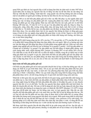 quan FDA qui định các loại nguyên liệu có thể sử dụng làm thức ăn chăn nuôi và năm 1997 đã ra
quyết định cấm sử dụng các nguyên liệu lấy từ động vật nhai lại để làm thức ăn cho động vật
nhai lại. Gần đây đã có những tranh luận lớn xung quanh việc nên hay không nên cấm sử dụng
một số sản phẩm có nguồn gốc từ động vật nhai lại làm thức ăn cho các loài gia súc khác.
Khoảng 300 cơ sở chế biến phụ phẩm giết mổ ở khu vực Bắc Mỹ phục vụ cho ngành chăn nuôi
thông qua việc sử dụng các phụ phẩm giết mổ. Lượng phụ phẩm này chiếm tới trên 50% tổng
lượng sản phẩm gia súc nông nghiệp. Hiện nay mỗi năm Hoa Kỳ sản xuất, giết mổ và chế biến
khoảng 100 triệu lợn, 35 triệu bò và 8 tỷ con gà. Các phụ phẩm bao gồm da, lông tơ, lông vũ,
móng guốc, sừng, chân, đầu, xương, móng chân, máu, nội tạng, hạch, ruột, thịt và mỡ, vỏ trứng
và thân thịt xẻ. Từ nhiều thế kỷ nay, các phụ phẩm này đã được sử dụng rộng rãi cho nhiều mục
đích khác nhau. Các sản phẩm được làm từ các nguyên liệu không ăn được có đóng góp quan
trọng về kinh tế cho các ngành công nghiệp liên quan khác và cho xã hội. Ngoài ra việc chế biến
và sử dụng các phụ phẩm giết mổ cũng góp phần cải thiện chất lượng môi trường, sức khỏe gia
súc và sức khỏe cộng đồng.
Khoảng 49% khối lượng sống của bò, 44% của lợn, 37% của gà thịt, và 57% của hầu hết các loài
cá là phần khối lượng không thể dùng làm thực phẩm cho con người. Một số xu hướng mới như
các loại thịt đóng gói sẵn đang làm tăng tỷ lệ phụ phẩm trong ngành giết mổ. Hiện nay mỗi năm
ngành công nghiệp giết mổ Hoa Kỳ tạo ra khoảng 54 tỷ pound (1 pound = 0,45 kg) phụ phẩm và
Canada tạo ra khoảng 5 tỷ pound. Các phụ phẩm này rất biến động về thành phần nhưng, một
cách chung nhất, nước chiếm khoảng 60%, protein và khoáng 20% và mỡ chiếm 20% còn lại.
Các chất hữu cơ này rất dễ bị thối rữa và chứa rất nhiều vi khuẩn, trong đó có nhiều loại có khả
năng gây bệnh cho cả người và gia súc. Quá trình chế biến các phụ phẩm giết mổ cho phép việc
vận chuyển và chế biến các sản phẩm động vật được thực hiện trong một hệ thống khép kín, an
toàn và đáp ứng được tất cả các yêu cầu cơ bản của việc kiểm soát dịch bệnh và chất lượng môi
trường.
Quá trình chế biến phụ phẩm giết mổ
Chế biến các phụ phẩm giết mổ là một quá trình chuyển hóa lý học và hóa học thông qua việc sử
dụng các thiết bị và qui trình khác nhau. Tất cả các qui trình chế biến phụ phẩm đều bao gồm
việc dùng nhiệt để nấu, loại nước, và tách mỡ. Các phương pháp thực hiện quá trình này được
minh họa ở Hình 1 (Hamilton, 2004). Các qui trình cũng như trang thiết bị dùng trong chế biến
phụ phẩm được mô tả chi tiết trong chương nói về quá trình vận hành trong cuốn sách này.
Nhiệt độ và thời gian nấu của quá trình chế biến là rất quan trọng, quyết định đến chất lượng của
sản phẩm tạo ra. Qui trình chế biến các phụ phẩm có thành phần khác nhau là khác nhau. Tất cả
các công nghệ trong hệ thống chế biến phụ phẩm đều phải có bộ phận thu gom và vận chuyển
nguyên liệu thô về cơ sở chế biến. Tại đây các nguyên liệu được nghiền đến một kích thước ổn
định rồi chuyển đến nồi nấu. Nồi này có thể là dạng nồi nấu liên tục hoặc dạng nồi nấu theo từng
mẻ. Quá trình nấu thường là sử dụng hơi nước có nhiệt độ 240-2900F (khoảng 115-1450C) trong
thời gian 40-90 phút tùy thuộc vào hệ thống máy móc và loại nguyên liệu. Hầu hết các dây
chuyền chế biến phụ phẩm giết mổ ở các nước khu vực Bắc Mỹ là loại hệ thống nấu liên tục. Dù
với loại nồi nấu nào thì phần mỡ tan chảy cũng sẽ được tách ra khỏi phần thịt và xương, đồng
thời phần lớn lượng nước trong nguyên liệu được rút ra ngoài. Điều quan trọng nhất là công đoạn
nấu ở nhiệt độ cao này đã làm bất hoạt các loại vi khuẩn, virus, protozoa và ký sinh trùng. Các
phương pháp xử lý chất thải chăn nuôi khác như chôn lấp, làm phân vi sinh, và dùng đất để san
lấp không có khả năng làm bất hoạt các vi sinh vật độc hại một cách thường xuyên và liên tục.
Mỡ được tách khỏi nguyên liệu đã nấu bằng thiết bị ép xoắn trong một nồi kín. Sau khi nấu và
tách mỡ, phần còn lại bao gồm protein, khoáng và một phần mỡ sót lại sẽ được xử lý tiếp để làm

                                              6
 