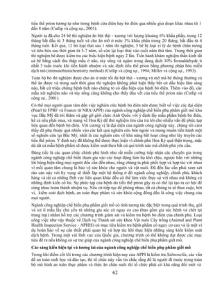 tiểu thể prion tương tự như trong bệnh cừu điên hay bò điên qua nhiều giai đoạn khác nhau từ 1
đến 8 năm (Cutlip và cộng sự., 2001).
Người ta đã cho 24 bê thí nghiệm ăn bột thịt - xương với lượng khoảng 6% khẩu phần, trong 12
tháng bắt đầu từ 3 tháng tuổi và cho ăn mỡ ở mức 3% khẩu phần trong 20 tháng, bắt đầu từ 4
tháng tuổi. Kết quả, 12 bò loại thải sau 1 năm thí nghiệm, 5 bê bị loại vì lý do bệnh chân móng
và tiêu hóa sau thời gian từ 5-7 năm, số còn lại loại thải vào cuối năm thứ tám. Trong thời gian
thí nghiệm bê được kiểm tra các biểu hiện bệnh ngày 2 lần. Tiến hành khám nghiệm thần kinh tất
cả bê bằng cách thu thập mẫu ở não, tủy sống và ngâm trong dung dịch 10% formaldehyde ít
nhất 3 tuần trước khi tiến hành nhuộm và xác định tiểu thể prion bằng phương pháp hóa miễn
dịch mô (immunohistochemistry method) (Cutlip và cộng sự., 1994; Miller và cộng sự., 1993).
Toàn bộ bò thí nghiệm được cho ăn ở mức tối đa bột thịt - xương và mỡ mà bê thông thường có
thể ăn được và trong suốt thời gian thí nghiệm không phát hiện thấy bất cứ dấu hiệu lâm sàng
nào, bất cứ triệu chứng bệnh tích nào chứng tỏ có dấu hiệu của bệnh bò điên. Thêm vào đó, các
mẫu xét nghiệm não và tủy sống cũng không cho thấy dấu vết của tiểu thể prion nào (Cutlip và
cộng sự., 2001).
Có thể mọi người quan tâm đến việc nghiên cứu bệnh bò điên nên được biết về việc các đại diện
(Pearl từ FPRF và Franco từ NRA/APPI) của ngành công nghiệp chế biến phụ phẩm giết mổ khu
vực Bắc Mỹ đã tới thăm và gặp gỡ giới chức Anh Quốc với ý định lấy mẫu phẩm bệnh bò điên,
kể cả nếu phải mua, và mang về Hoa Kỳ để thử nghiệm tìm câu trả lời cho nhiều vấn đề phức tạp
liên quan đến bệnh bò điên. Với cương vị là đại diện của ngành công nghiệp này, chúng tôi cảm
thấy đã phụ thuộc quá nhiều vào các kết quả nghiên cứu bên ngoài và mong muốn tiến hành một
số nghiên cứu tại Bắc Mỹ, nhất là các nghiên cứu về khả năng bất hoạt cũng như lây truyền các
tiểu thể prion. Ý định này đã không thể được thực hiện vì chính phủ Hoa Kỳ quá thận trọng, mặc
dù tất cả mẫu bệnh phẩm sẽ được kiểm soát theo bất cứ qui trình nào mà chính phủ yêu cầu.
Đáng tiếc là các quan chức chính phủ hình như rất miễn cưỡng tiếp nhận các chuyên gia trong
ngành công nghiệp chế biến tham gia vào các hoạt động làm họ khó chịu, ngược hẳn với những
lời hùng biện rằng mọi người đều cần đến nhau, rằng chúng ta phải phối hợp và hợp tác với nhau
vì mối quan tâm chung là bảo vệ sức khỏe cho người và vật nuôi. Đã đến lúc cần phải xem xét
rào cản này với hy vọng sẽ thiết lập một hệ thống ở đó ngành công nghiệp, chính phủ, khách
hàng và tất cả những lĩnh vực liên quan khác đều có thể làm việc thực sự với nhau mà không có
những định kiến cổ hủ. Sự phức tạp của bệnh do tiểu thể prion gây ra có thể lại tạo ra cơ hội để
cùng nhau hoàn thành nhiệm vụ. Nếu cứ tiếp tục đề phòng nhau, tất cả chúng ta sẽ thua cuộc, bởi
vì, kiểm soát dịch bệnh, an toàn thực phẩm và sức khỏe cộng đồng đều là công việc chung của
mọi người.
Ngành công nghiệp chế biến phụ phẩm giết mổ có tính tương tác đặc biệt trong quá trình thu, gửi
và xử lí mẫu lấy chủ yếu từ những gia súc có nguy cơ cao (bao gồm gia súc bệnh và chết tại
trang trại) nhằm hỗ trợ các chương trình giám sát và kiểm tra bệnh bò điên của chính phủ. Loại
công việc như vậy thuộc về Dịch vụ Thanh sát sức khỏe Vật nuôi Cây trồng (Animal and Plant
Health Inspection Service - APHIS) có mục tiêu kiểm tra bệnh phẩm có nguy cơ cao và là một ví
dụ hoàn hảo về sự cần thiết phải quan hệ và hợp tác khi thực hiện những sáng kiến kiểm soát
dịch bệnh. Trong một vài lĩnh vực của Quốc gia, chương trình có thể không đạt được các mục
tiêu đề ra nếu không có sự trợ giúp của ngành công nghiệp chế biến phụ phẩm giết mổ.
Các sáng kiến hiện tại và tƣơng lai của ngành công nghiệp chế biến phụ phẩm giết mổ
Trong khi điểm cốt lõi trong các chương trình hiện nay của APPI là kiểm tra Salmonella, các vấn
đề an toàn sinh học và đào tạo, thì tổ chức này vẫn tin chắc rằng để là người đi trước trong toàn
bộ mô hình an toàn thực phẩm và thức ăn chăn nuôi thì tổ chức phải có khả năng đổi mới và
                                              62
 