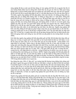 nông nghiệp đã đưa ra một cam kết đại chúng về việc ngừng chế biến tất cả nguyên liệu lấy từ
cừu trưởng thành nhằm loại bỏ chúng khỏi chuỗi thức ăn cho gia súc nhai lại. Điều quan trọng
không kém, nó đã trở thành chính sách của ngành này suốt nhiều năm qua, mặc dù là tự nguyện,
rất lâu trước khi bất cứ quyết định pháp lý nào về việc phải đáp ứng các yêu cầu này được đưa ra.
Tất nhiên, ngành công nghiệp chế biến phụ phẩm, hoàn toàn tỉnh táo với những gì đang diễn ra,
những hậu quả và những điều không chắc về những gì đang diễn ra ở Anh Quốc, không biết
chính phủ Hoa Kỳ (và Canada) sẽ phản ứng ra sao, đã quyết định sáng suốt rằng sự cam kết và
hợp tác trong một môi trường có nhiều áp lực cũng có những ưu điểm vượt trội. Thực ra việc
ngưng chế biến cừu trưởng thành không gây ảnh hưởng nhiều về kinh tế và do đó ngành công
nghiệp này thấy yên tâm với quyết định ngưng chế biến loại nguyên liệu này. Nhưng kinh tế
không chỉ là vấn đề duy nhất liên quan; ngành công nghiệp này thực sự bị quan tâm vì những
hiểu biết chưa chắc chắn về căn bệnh phức tạp mới được xác định này. Ngành công nghiệp chế
biến cảm thấy những lời đề nghị trợ giúp là hợp lí dựa trên các giả thuyết hiện có cho bột thịt -
xương có nguồn gốc từ cừu có thể đã gây ra bệnh bò điên. [Với việc Qui định thức ăn chăn nuôi
năm 1997 có hiệu lực và ngành chăn nuôi cừu đã áp dụng chương trình loại trừ bệnh nhuyễn não,
NRA đã ngưng chính sách chống lại việc chế biến các phụ phẩm từ cừu trưởng thành vào năm
2004].
Giới lãnh đạo ngành công nghiệp chế biến phụ phẩm giết mổ Bắc Mỹ đã nhận thức được điều gì
đang xảy ra trong và ngoài nước liên quan đến sự lan truyền bệnh bò điên tại Anh Quốc và sau
đó lan sang các nước châu Âu và các nước khác qua gia súc hoặc bột thịt - xương nhiễm virus
nhập khẩu từ Anh Quốc. Nhiều công ty đã được thông tin đầy đủ về bản chất của bệnh và tin
tưởng một cách đúng đắn rằng quá trình phát triển dịch tễ học của bệnh, mặc dù mới ở dạng giả
thiết, vẫn được xác định là đủ để làm rõ mối quan ngại. Khả năng lây truyền bệnh đã được khẳng
định qua chuỗi nguyên nhân mà Tổ chức Thú y Thế giới (OIE) đã đề xuất: sử dụng bột thịt -
xương cho bò; việc nhập khẩu bò và bột thịt - xương bị bệnh hay bị nhiễm virus của các nước; và
các phương thức nuôi dưỡng gia súc (Franco, 2005b). Ngành công nghiệp chế biến phụ phẩm đã
nhận ra là bệnh gắn liền với quá trình lây nhiễm và trừ khi bệnh tự bùng phát tại Hoa Kỳ và
Canada còn nếu không khả năng phát sinh bệnh là rất thấp. Giả định này cũng phù hợp với nhiều
đánh giá của các nhà dịch tễ học ở APHIS về rủi ro tiềm tàng trong trại đã được công bố từ năm
1993 trong nhiều ấn phẩm của cơ quan này.
Sau thông báo năm 1996 về ―đầu mối‖ các trường hợp bất thường trong những triệu chứng mới
ghi nhận ở người liên quan tới bệnh bò điên tại Anh Quốc và được xác định là biến thể của bệnh
Creutzfeldt-Jacob (v-CJD), thì các khía cạnh của bệnh đã thay đổi một cách nhanh chóng. Thêm
vào đó, dịch tễ học về sự liên quan đã tác động khiến chính phủ Anh phải bắt đầu thay đổi và
những thách thức mới xuất hiện như một hệ quả tất yếu. Điều này tác động mạnh mẽ tới toàn bộ
mạng lưới an toàn thực phẩm và đã làm tăng thêm phản ứng kiểu cuồng loạn từ phía truyền
thông và chính phủ, và buộc các ngành công nghiệp liên quan bắt đầu xem xét những suy luận
tức thì và dài hạn.
Ngành công nghiệp chế biến phụ phẩm giết mổ với nhận thức đầy đủ rằng Bắc Mỹ là khu vực có
nguy cơ xuất hiện bệnh thấp, nhưng cũng đã bắt đầu xem xét hàng loạt các lựa chọn hợp lý. Đã
có những cuộc biểu tình của các liên hiệp nông nghiệp cùng các tổ chức có ý đề cao những định
kiến bất chấp việc thừa nhận rằng, nguy cơ xuất hiện bệnh bò điên, xem xét từ viễn cảnh biến đổi
và đa dạng, không phải là vấn đề của thời điểm này. Nhưng những mối quan ngại tại thời điểm
đó lại mãnh liệt hơn các thông tin đang có và chứa đựng cả những quan ngại về thương mại toàn
cầu và các vấn đề chính trị khác. Trong một môi trường bị thay đổi như vậy, chính trị và truyền
thông cũng đã có vai trò tích cực.


                                             66
 