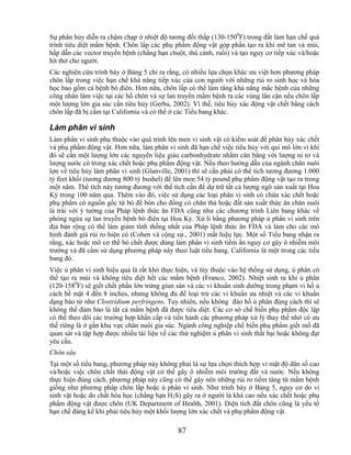 Sự phân hủy diễn ra chậm chạp ở nhiệt độ tương đối thấp (130-1500F) trong đất làm hạn chế quá
trình tiêu diệt mầm bệnh. Chôn lấp các phụ phẩm động vật góp phần tạo ra khí mê tan và mùi,
hấp dẫn các vector truyền bệnh (chẳng hạn chuột, thú cảnh, ruồi) và tạo nguy cơ tiếp xúc và/hoặc
hít thở cho người.
Các nghiên cứu trình bày ở Bảng 5 chỉ ra rằng, có nhiều lựa chọn khác ưu việt hơn phương pháp
chôn lấp trong việc hạn chế khả năng tiếp xúc của con người với những rủi ro sinh học và hóa
học bao gồm cả bệnh bò điên. Hơn nữa, chôn lấp có thể làm tăng khả năng mắc bệnh của những
công nhân làm việc tại các hố chôn và sự lan truyền mầm bệnh ra các vùng lân cận nếu chôn lấp
một lượng lớn gia súc cần tiêu hủy (Gerba, 2002). Vì thế, tiêu hủy xác động vật chết bằng cách
chôn lấp đã bị cấm tại California và có thể ở các Tiểu bang khác.

Làm phân vi sinh
Làm phân vi sinh phụ thuộc vào quá trình lên men vi sinh vật có kiểm soát để phân hủy xác chết
và phụ phẩm động vật. Hơn nữa, làm phân vi sinh đã hạn chế việc tiêu hủy với qui mô lớn vì khi
đó sẽ cần một lượng lớn các nguyên liệu giàu carbonhydrate nhằm cân bằng với lượng ni tơ và
lượng nước có trong xác chết hoặc phụ phẩm động vật. Nếu theo hướng dẫn của ngành chăn nuôi
lợn về tiêu hủy làm phân vi sinh (Glanville, 2001) thì sẽ cần phải có thể tích tương đương 1.000
tỷ feet khối (tương đương 800 tỷ bushel) để lên men 54 tỷ pound phụ phẩm động vật tạo ra trong
một năm. Thể tích này tương đương với thể tích cần để dự trữ tất cả lượng ngô sản xuất tại Hoa
Kỳ trong 100 năm qua. Thêm vào đó, việc sử dụng các loại phân vi sinh có chứa xác chết hoặc
phụ phẩm có nguồn gốc từ bò để bón cho đồng cỏ chăn thả hoặc đất sản xuất thức ăn chăn nuôi
là trái với ý tưởng của Pháp lệnh thức ăn FDA cũng như các chương trình Liên bang khác về
phòng ngừa sự lan truyền bệnh bò điên tại Hoa Kỳ. Xử lí bằng phương pháp ủ phân vi sinh trên
địa bàn rộng có thể làm giảm tính thống nhất của Pháp lệnh thức ăn FDA và làm cho các mô
hình đánh giá rủi ro hiện có (Cohen và cộng sự., 2001) mất hiệu lực. Một số Tiểu bang nhận ra
rằng, xác hoặc mô cơ thể bò chết được dùng làm phân vi sinh tiềm ẩn nguy cơ gây ô nhiễm môi
trường và đã cấm sử dụng phương pháp này theo luật tiểu bang. California là một trong các tiểu
bang đó.
Việc ủ phân vi sinh hiệu quả là rất khó thực hiện, và tùy thuộc vào hệ thống sử dụng, ủ phân có
thể tạo ra mùi và không tiêu diệt hết các mầm bệnh (Franco, 2002). Nhiệt sinh ra khi ủ phân
(120-1580F) sẽ giết chết phần lớn trứng giun sán và các vi khuẩn sinh dưỡng trong phạm vi hố ủ
cách bề mặt 4 đến 8 inches, nhưng không đủ để loại trừ các vi khuẩn ưa nhiệt và các vi khuẩn
dạng bào tử như Clostridium perfringens. Tuy nhiên, nếu không đảo hố ủ phân đúng cách thì sẽ
không thể đảm bảo là tất cả mầm bệnh đã được tiêu diệt. Các cơ sở chế biến phụ phẩm độc lập
có thể theo dõi các trường hợp khẩn cấp và tiến hành các phương pháp xử lý thay thế nhờ có ưu
thế riêng là ở gần khu vực chăn nuôi gia súc. Ngành công nghiệp chế biến phụ phẩm giết mổ đã
quan sát và tập hợp được nhiều tài liệu về các thử nghiệm ủ phân vi sinh thất bại hoặc không đạt
yêu cầu.
Chôn sâu
Tại một số tiểu bang, phương pháp này không phải là sự lựa chọn thích hợp vì mật độ dân số cao
và/hoặc việc chôn chất thải động vật có thể gây ô nhiễm môi trường đất và nước. Nếu không
thực hiện đúng cách, phương pháp này cũng có thể gây nên những rủi ro tiềm tàng từ mầm bệnh
giống như phương pháp chôn lấp hoặc ủ phân vi sinh. Như trình bày ở Bảng 5, nguy cơ do vi
sinh vật hoặc do chất hóa học (chẳng hạn H2S) gây ra ở người là khá cao nếu xác chết hoặc phụ
phẩm động vật được chôn (UK Department of Health, 2001). Diện tích đất chôn cũng là yếu tố
hạn chế đáng kể khi phải tiêu hủy một khối lượng lớn xác chết và phụ phẩm động vật.

                                             87
 