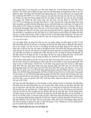 năng lượng thấp, có tác dụng tiêu cực đến chất lượng mỡ, và hiện không còn được sử dụng ở
Hoa Kỳ. Tuy nhiên, một số phần của quy trình này vẫn đang được sử dụng để sản xuất ra các sản
phẩm ăn được. Hệ thống chế biến khô hoạt động thông qua việc làm mất nước các nguyên liệu
thô ở nhiệt độ 240-2900F (115-1450C) trong các nồi nấu theo mẻ hoặc nồi nấu liên tục. Hệ thống
này không còn được Bộ Nông nghiệp Hoa Kỳ cho phép sử dụng để sản xuất các loại mỡ dùng
cho người nữa. Nhiệt độ cuối cùng trong nồi nấu theo mẻ dao động từ 2500 đến 2750F
(12101350C) và thường yêu cầu thời gian nấu từ 2-3 giờ. Sau khi nấu xong, tách phần dịch lỏng
khỏi sản phẩm, ép phần chất rắn (bằng máy ép trục xoắn đơn hoặc trục xoắn kép) và lượng mỡ sẽ
được giảm từ 25% xuống còn khoảng 10%. Phần chất rắn này được gọi là cracklings. Mỡ tạo ra
từ quá trình ép thường chứa một ít hạt mịn có thể loại bỏ được bằng máy ly tâm hoặc hệ thống
lọc. Hệ thống chế biến liên tục thực sự là một quá trình nấu liên tục: nguyên liệu thô được đưa
vào một đầu và sản phẩm sau khi chế biến đi ra ở đầu bên kia của hệ thống. Hệ thống chế biến
liên tục có công suất lớn hơn, chiếm ít diện tích hơn và tiết kiệm năng lượng hơn. Các quy trình
chế biến khác bao gồm hệ thống sấy liên hồi, máy sấy sử dụng hơi nước và nấu bằng áp suất cao.
Các loại mỡ ăn được
Các sản phẩm động vật dùng làm thức ăn cho con người giống với định nghĩa cổ điển về chế
biến phụ phẩm giểt mổ là mỡ lợn và mỡ động vật nhai lại bởi nhiệt được sử dụng để tách lipid từ
mô cơ và xương. Các loại mỡ lợn và mỡ động vật nhai lại ăn được dùng để sản xuất bơ, làm
bánh xốp và nấu ăn, hai loại sau cùng có thị phần lớn nhất. Rất nhiều đầu bếp quả quyết rằng sử
dụng mỡ gia súc nhai lại cho hương vị trong đồ rán thơm ngon hơn sử dụng dầu thực vật. Ngành
sản xuất thức ăn nhanh vào những năm 1990, dẫn đầu là các cửa hàng ăn nhanh McDonald, đã
bắt đầu chuyển từ sử dụng mỡ lợn và mỡ động vật nhai lại sang sử dụng dầu thực vật để chiên
khoai tây vì công chúng lo ngại sử dụng mỡ động vật, cholesterol và bệnh tim mạch.
Mỡ lợn được định nghĩa là mỡ lấy từ lợn sau khi được làm nóng chảy ra khỏi mô tế bào giữ nó.
Mỡ lá là loại mỡ lợn có chất lượng cao nhất, được lấy từ mỡ lá bám ở vùng xung quanh thận. Mỡ
lưng là loại có chất lượng ở cấp thứ hai và mỡ bám xung quanh ruột non là loại có chất lượng
thấp nhất. Mỡ lợn cũng được phân loại theo phương pháp chế biến như mỡ chế biến bằng
phương pháp dùng hơi nước (quá trình chế biến được thực hiện trong một ống kín và hơi nước
được dẫn từ ngoài vào); mỡ chế biến bằng phương pháp trung tính (được nấu chảy ở nhiệt độ
thấp); mỡ chế biến bằng phương pháp chế biến ướt (đun trong nồi nấu (có chứa nước) bao quanh
bởi hơi nước); và mỡ chế biến bằng phương pháp chế biến khô (nguyên liệu thô được băm nhỏ
và đun trong nồi nấu có máy khuấy). Loại mỡ chất lượng tốt sẽ tan chảy rất nhanh và không gây
mùi khó chịu. Loại mỡ nguyên chất (99% chất béo) được dùng làm dầu ăn rất có giá trị vì khi
nấu tạo ra rất ít khói.
Mỡ chưa qua chế biến thường có mùi rất nặng và mềm, nhưng mỡ lợn có thể được chế biến bằng
rất nhiều cách như tách bằng nhiệt, lọc, tẩy và hydro hóa. Nhìn chung, sau khi được chế biến mỡ
lợn sẽ cứng hơn, mùi nhẹ hơn, gần giống mùi lạc và có thời hạn sử dụng lâu hơn dầu thực vật.
Mỡ lợn làm cho các loại bánh quy và bánh ngọt rất giòn và dễ vỡ vụn. Nó cũng tạo mùi thơm khi
dùng để rán thức ăn. Khi sử dụng mỡ lợn để thay thế cho bơ hoặc dầu thực vật để nướng bánh,
cần giảm lượng sử dụng 20-25%. Mỡ lợn cần được bọc kỹ để tránh hấp phụ các loại mùi khác có
thể có tại nơi bảo quản. Có thể bảo quản mỡ lợn ở điều kiện nhiệt độ phòng hoặc trong tủ lạnh
tùy vào phương pháp đã được dùng để chế biến mỡ. Người ta thường dùng kim để bơm mỡ vào
thịt khô (thường là thịt lợn hoặc thịt lợn xông khói). Mục đích là tạo cho những miếng thịt khi
nấu chín sẽ mọng và ngon hơn, giòn và đậm đà hương vị hơn. Những dải mỡ này thường được
gọi là mỡ phần (hay mỡ nhét vào thịt để rán).
Bảng 2. Thành phần hóa học của mỡ động vật

                                             95
 