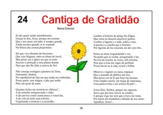 24                     Cantiga de Gratidão
                                      Maria Dolores

Já não quero senão entendimento.                           Lembro a história de antigo fio d'água
Graças te dou, Jesus, porque me ensinas                    Que criou no deserto amorável jardim,
Que o teu amor, em tudo, é sempre grande,                  Lembro a lagarta e a seda, nobre e rara,
Ainda mesmo quando se te expande                           A perola e a concha que a formara
Na beleza das cousas pequeninas.                           Por lágrima de luz crescida em dor sem fim...

Sei que vivo distante do heroísmo                          Penso na areia resguardando o rio,
Que vejo fulgurar, entre as almas de escol,                Na pedra que se oculta, assegurando o lar,
Mas posso ser o apoio em que se tente                      Na raiz da roseira, às vezes, sob estrume,
Socorro e proteção a uma planta doente                     Para que a rosa em vagas de perfume
Para que não lhe falte a carícia do Sol.                   Possa elevar-se à vida, existir e bilhar.

Não consigo extinguir a penúria na Terra,                  Observo e registro os meus empeços
Entretanto, Senhor,                                        Que o passado de débitos me traz,
No espinheiral de luta em que ainda me embrenho,           Mas posso ser na fé que hoje me alcança
Posso partir, sem mágoa, o pão que tenho                   Uma simples tarefa, um toque de esperança,
Para um gesto de amor.                                     Uma palavra boa e um sorriso de paz!...

Quantas lições me mostras no silêncio!...                  Estou feliz, Senhor, porque me ergueste,
A da semente enriquecendo o chão,                          Serva que por teus servos se conduz,
A das provas cruéis numa prece a vencê-las,                E porque rogo luz sem que a treva me tome,
A da vela na noite sem estrelas,                           Por trazer em minhalma a bênção de teu nome,
Expulsando a tristeza e a escuridão...                     Agradeço, Jesus!...

                                                      39
 