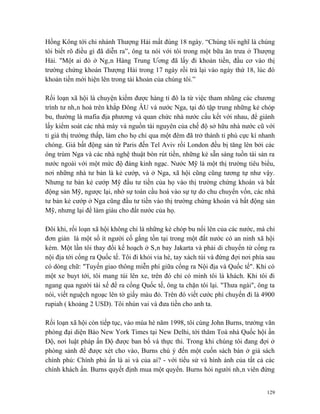 Hồng Kông tới chi nhánh Thượng Hải mất đúng 18 ngày. “Chúng tôi nghĩ là chúng
tôi biết rõ điều gì đã diễn ra”, ông ta nói với tôi trong một bữa ăn trưa ở Thượng
Hải. "Một ai đó ở Ngân Hàng Trung Ương đã lấy đi khoản tiền, đầu cơ vào thị
trường chứng khoán Thượng Hải trong 17 ngày rồi trả lại vào ngày thứ 18, lúc đó
khoản tiền mới hiện lên trong tài khoản của chúng tôi.”

Rối loạn xã hội là chuyện kiếm được hàng tỉ đô la từ việc tham nhũng các chương
trình tư nhân hoá trên khắp Đông ÂU và nước Nga, tại đó tập trung những kẻ chóp
bu, thường là mafia địa phương và quan chức nhà nước cấu kết với nhau, để giành
lấy kiểm soát các nhà máy và nguồn tài nguyên của chế độ sở hữu nhà nước cũ với
tỉ giá thị trường thấp, làm cho họ chỉ qua một đêm đã trở thành tỉ phú cực kì nhanh
chóng. Giá bất động sản từ Paris đến Tel Aviv rồi London đều bị tăng lên bởi các
ông trùm Nga và các nhà nghệ thuật bòn rút tiền, những kẻ sẵn sàng tuồn tài sản ra
nước ngoài với một mức độ đáng kinh ngạc. Nước Mỹ là một thị trường tiêu biểu,
nơi những nhà tư bản là kẻ cướp, và ở Nga, xã hội cũng cũng tương tự như vậy.
Nhưng tư bản kẻ cướp Mỹ đầu tư tiền của họ vào thị trường chứng khoán và bất
động sản Mỹ, ngược lại, nhờ sự toàn cầu hoá vào sự tự do chu chuyển vốn, các nhà
tư bản kẻ cướp ở Nga cũng đầu tư tiền vào thị trường chứng khoán và bất động sản
Mỹ, nhưng lại để làm giàu cho đất nước của họ.

Đôi khi, rối loạn xã hội không chỉ là những kẻ chóp bu nổi lên của các nước, mà chỉ
đơn giản là một số ít người cố gắng tồn tại trong một đất nước có an ninh xã hội
kém. Một lần tôi thay đổi kế hoạch ở Sân bay Jakarta và phải di chuyển từ cổng ra
nội địa tới cổng ra Quốc tế. Tôi đi khỏi vỉa hè, tay xách túi và đứng đợi nơi phía sau
có dòng chữ: "Tuyến giao thông miễn phí giữa cổng ra Nội địa và Quốc tế". Khi có
một xe buyt tới, tôi mang túi lên xe, trên đó chỉ có mình tôi là khách. Khi tôi đi
ngang qua người tài xế để ra cổng Quốc tế, ông ta chặn tôi lại. "Thưa ngài", ông ta
nói, viết nguệch ngoạc lên tờ giấy màu đỏ. Trên đó viết cước phí chuyến đi là 4900
rupiah ( khoảng 2 USD). Tôi nhún vai và đưa tiền cho anh ta.

Rối loạn xã hội còn tiếp tục, vào mùa hè năm 1998, tôi cùng John Burns, trưởng văn
phòng đại diện Báo New York Times tại New Delhi, tới thăm Toà nhà Quốc hội ấn
Độ, nơi luật pháp ấn Độ được ban bố và thực thi. Trong khi chúng tôi đang đợi ở
phòng sảnh để được xét cho vào, Burns chú ý đến một cuốn sách bán ở giá sách
chính phủ: Chính phủ ấn là ai và của ai? - với tiểu sử và hình ảnh của tất cả các
chính khách ấn. Burns quyết định mua một quyển. Burns hỏi người nhân viên đứng


                                                                                   129
 