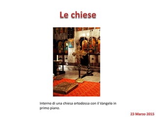 Interno di una chiesa ortodossa con il Vangelo in
primo piano.
 