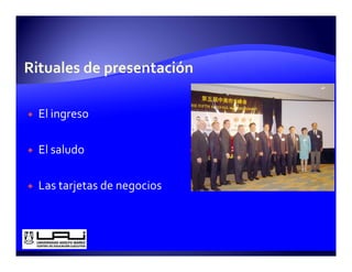 El ingreso
     g

El saludo

Las tarjetas de negocios
 