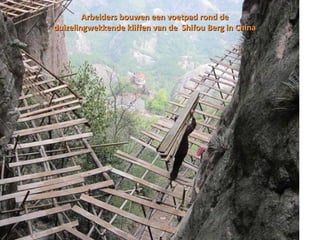 Arbeiders bouwen een voetpad rond de duizelingwekkende kliffen van de  Shifou Berg in China 