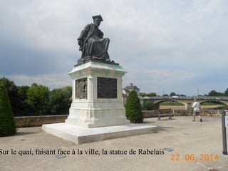 Sur le quai, faisant face à la ville, la statue de Rabelais
 