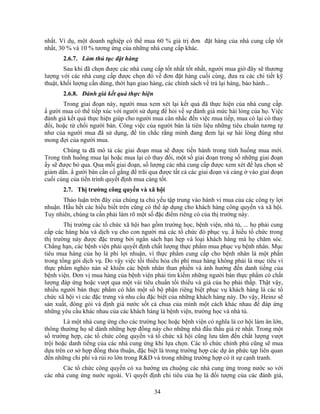 nhất. Ví dụ, một doanh nghiệp có thể mua 60 % giá trị đơn đặt hàng của nhà cung cấp tốt
nhất, 30 % và 10 % tương ứng của những nhà cung cấp khác.
       2.6.7. Làm thủ tục đặt hàng
        Sau khi đã chọn được các nhà cung cấp tốt nhất tốt nhất, người mua giờ đây sẽ thương
lượng với các nhà cung cấp được chọn đó về đơn đặt hàng cuối cùng, đưa ra các chi tiết kỹ
thuật, khối lượng cần dùng, thời hạn giao hàng, các chính sách về trả lại hàng, bảo hành...
       2.6.8. Đánh giá kết quả thực hiện
       Trong giai đoạn này, người mua xem xét lại kết quả đã thực hiện của nhà cung cấp.
N gười mua có thể tiếp xúc với người sử dụng để hỏi về sự đánh giá mức hài lòng của họ. Việc
đánh giá kết quả thực hiện giúp cho người mua cân nhắc đến việc mua tiếp, mua có lại có thay
đổi, hoặc từ chối người bán. Công việc của người bán là tiên liệu những tiêu chuNn tương tự
như của người mua đã sử dụng, để tin chắc rằng mình đang đem lại sự hài lòng đúng như
mong đợi của người mua.
       Chúng ta đã mô tả các giai đoạn mua sẽ được tiến hành trong tình huống mua mới.
Trong tình huống mua lại hoặc mua lại có thay đổi, một số giai đoạn trong số những giai đoạn
ấy sẽ được bỏ qua. Qua mỗi giai đoạn, số lượng các nhà cung cấp được xem xét để lựa chọn sẽ
giảm dần. N gười bán cần cố gắng để trãi qua được tất cả các giai đoạn và càng ở vào giai đoạn
cuối cùng của tiến trình quyết định mua càng tốt.
       2.7. Thị trường công quyền và xã hội
       Thảo luận trên đây của chúng ta chủ yếu tập trung vào hành vi mua của các công ty lợi
nhuận. Hầu hết các hiểu biết trên cũng có thể áp dụng cho khách hàng công quyền và xã hội.
Tuy nhiên, chúng ta cần phải làm rõ một số đặc điểm riêng có của thị trường này.
        Thị trường các tổ chức xã hội bao gồm trường học, bệnh viện, nhà tù, ... họ phải cung
cấp các hàng hóa và dịch vụ cho con người mà các tổ chức đó phục vụ. N hiều tổ chức trong
thị trường này được đặc trưng bởi ngân sách hạn hẹp và loại khách hàng mà họ chăm sóc.
Chẳng hạn, các bệnh viện phải quyết định chất lượng thực phNm mua phục vụ bệnh nhân. Mục
tiêu mua hàng của họ là phi lợi nhuận, vì thực phNm cung cấp cho bệnh nhân là một phần
trong tổng gói dịch vụ. Do vậy việc tối thiểu hóa chi phí mua hàng không phải là mục tiêu vì
thực phNm nghèo nàn sẽ khiến các bệnh nhân than phiền và ảnh hưởng đến danh tiếng của
bệnh viện. Đơn vị mua hàng của bệnh viện phải tìm kiếm những người bán thực phNm có chất
lượng đáp ứng hoặc vượt qua một vài tiêu chuNn tối thiểu và giá của họ phải thấp. Thật vậy,
nhiều người bán thực phNm có hẳn một số bộ phận riêng biệt phục vụ khách hàng là các tổ
chức xã hội vì các đặc trưng và nhu cầu đặc biệt của những khách hàng này. Do vậy, Heinz sẽ
sản xuất, đóng gói và định giá nước sốt cà chua của mình một cách khác nhau để đáp ứng
những yêu cầu khác nhau của các khách hàng là bệnh viện, trường học và nhà tù.
        Là một nhà cung ứng cho các trường học hoặc bệnh viện có nghĩa là cơ hội làm ăn lớn,
thông thường họ sẽ dành những hợp đồng này cho những nhà đấu thầu giá rẻ nhất. Trong một
số trường hợp, các tổ chức công quyền và tổ chức xã hội cũng lưu tâm đến chất lượng vượt
trội hoặc danh tiếng của các nhà cung ứng khi lựa chọn. Các tổ chức chính phủ cũng sẽ mua
dựa trên cơ sở hợp đồng thỏa thuận, đặc biệt là trong trường hợp các dự án phức tạp liên quan
đến những chi phí và rủi ro lớn trong R&D và trong những trường hợp có ít sự cạnh tranh.
       Các tổ chức công quyền có xu hướng ưa chuộng các nhà cung ứng trong nước so với
các nhà cung ứng nước ngoài. Vì quyết định chi tiêu của họ là đối tượng của các đánh giá,

                                           34
 