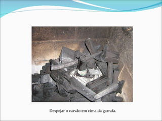 Despejar o carvão em cima da garrafa. 