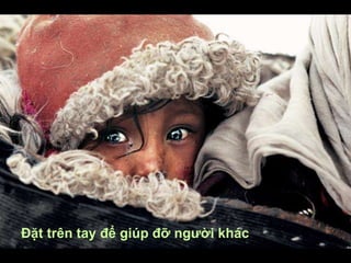 Đặt trên tay để giúp đỡ người khác
 