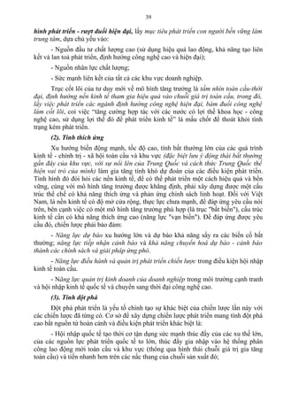 hình phát triển - rượt đuổi hiện đại, lấy mục tiêu phát triển con người bền vững làm
trung tâm, dựa chủ yếu vào:
- Nguồn đầu tư chất lượng cao (sử dụng hiệu quả lao động, khả năng tạo liên
kết và lan toả phát triển, định hướng công nghệ cao và hiện đại);
- Nguồn nhân lực chất lượng;
- Sức mạnh liên kết của tất cả các khu vực doanh nghiệp.
Trục cốt lõi của tư duy mới về mô hình tăng trưởng là tầm nhìn toàn cầu-thời
đại, định hướng nền kinh tế tham gia hiệu quả vào chuỗi giá trị toàn cầu, trong đó,
lấy việc phát triển các ngành định hướng công nghệ hiện đại, bám đuổi công nghệ
làm cốt lõi, coi việc “tăng cường hợp tác với các nước có lợi thế khoa học - công
nghệ cao, sử dụng lợi thế đó để phát triển kinh tế” là mấu chốt để thoát khỏi tình
trạng kém phát triển.
(2). Tính thích ứng
Xu hướng biến động mạnh, tốc độ cao, tính bất thường lớn của các quá trình
kinh tế - chính trị - xã hội toàn cầu và khu vực (đặc biệt lưu ý động thái bất thường
gần đây của khu vực, với sự nổi lên của Trung Quốc và cách thức Trung Quốc thể
hiện vai trò của mình) làm gia tăng tính khó dự đoán của các điều kiện phát triển.
Tình hình đó đòi hỏi các nền kinh tế, để có thể phát triển một cách hiệu quả và bền
vững, cùng với mô hình tăng trưởng được khẳng định, phải xây dựng được một cấu
trúc thể chế có khả năng thích ứng và phản ứng chính sách linh hoạt. Đối với Việt
Nam, là nền kinh tế có độ mở cửa rộng, thực lực chưa mạnh, để đáp ứng yêu cầu nói
trên, bên cạnh việc có một mô hình tăng trưởng phù hợp (là trục "bất biến"), cấu trúc
kinh tế cần có khả năng thích ứng cao (năng lực "vạn biến"). Để đáp ứng được yêu
cầu đó, chiến lược phải bảo đảm:
- Năng lực dự báo xu hướng lớn và dự báo khả năng sẩy ra các biến cố bất
thường; năng lực tiếp nhận cảnh báo và khả năng chuyển hoá dự báo - cảnh báo
thành các chính sách và giải pháp ứng phó.
- Năng lực điều hành và quản trị phát triển chiến lược trong điều kiện hội nhập
kinh tế toàn cầu.
- Năng lực quản trị kinh doanh của doanh nghiệp trong môi trường cạnh tranh
và hội nhập kinh tế quốc tế và chuyển sang thời đại công nghệ cao.
(3). Tính đột phá
Đột phá phát triển là yếu tố chính tạo sự khác biệt của chiến lược lần này với
các chiến lược đã từng có. Cơ sở để xây dựng chiến lược phát triển mang tính đột phá
cao bắt nguồn từ hoàn cảnh và điều kiện phát triển khác biệt là:
- Hội nhập quốc tế tạo thời cơ tận dụng sức mạnh thúc đẩy của các xu thế lớn,
của các nguồn lực phát triển quốc tế to lớn, thúc đẩy gia nhập vào hệ thống phân
công lao động mới toàn cầu và khu vực (thông qua hình thái chuỗi giá trị gia tăng
toàn cầu) và tiến nhanh hơn trên các nấc thang của chuỗi sản xuất đó;
39
 