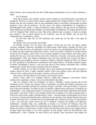 pátio, enterrou o pé nu numa lasca de vidro. Então ergueu amargamente ao Céu o punho cabeludo, e
rugiu:
     - Irra! É demais!
     Logo nessa semana, sem escolher, Jacinto Galião comprou a um príncipe polaco, que depois da
tomada de Varsóvia se metera frade cartuxo, aquele palacete dos Campos Elísios, nº.202. E sob o
pesado ouro dos seus estuques, entre as suas ramalhudas sedas se enconchou, descansando de tantas
agitações, numa vida de pachorra e de boa mesa, com alguns companheiros de emigração (o
desembargador Nuno Velho, o conde de Rabacena, outros menores), até que morreu de indigestão,
duma lampreia de escabeche que mandara o seu procurador em Montemor. Os amigos pensavam que
a Srª. D. Angelina Fafes voltaria ao reino. Mas a boa senhora temia a jornada, os mares, as caleças
que racham. E não se queria separar do seu Confessor, nem do seu Médico, que tão bem lhe
compreendiam os escrúpulos e a asma.
     - Eu, pôr mim, aqui fico no 202 (declarara ela), ainda que me faz falta a boa água de
         Alcolena...
     O Cintinho, esse, em crescendo, que decida.
     O Cintinho crescera. Era um moço mais esguio e lívido que um círio, de longos cabelos
corredios, narigudo, silencioso, encafuado em roupas pretas, muito largas e bambas; de noite, sem
dormir, pôr causa da tosse e de sufocações, errava em camisa com uma lamparina através do 202; e
os criados na copa sempre lhe chamavam a Sombra. Nessa sua mudez e indecisão de sombra surdira,
ao fim do luto do papá, o gosto muito vivo de tornear madeiras ao torno; depois, mais tarde, com a
medida flor dos seus vinte anos, brotou nele outro sentimento, de desejo e de pasmo, pela filha do
desembargador Velho, uma menina redondinha como uma rola, educada num convento de Paris, e
tão habilidosa que esmaltava, dourava, consertava relógios e fabricava chapéus de feltro. No Outono
de 1851, quando já se desfolhavam os castanheiros dos Campos Elísios, o Cintinho cuspilhou sangue.
O médico acarinhando o queixo e com uma ruga séria na testa imensa, aconselhou que o menino
abalasse para o golfo Juan ou para as tépidas areias de Arcachon.
     Cintinho, porém, no seu aferro de sombra, não se quis arredar da Teresinha Velho, de quem se
tornara, através de Paris, a muda, tardonha sombra. Como uma sombra, casou; deu mais algumas
voltas ao torno; cuspiu um resto de sangue; e passou, como uma sombra.
     Três meses e três dias depois do seu enterro o meu Jacinto nasceu.
     Desde o berço, onde a avó espalhava funcho e âmbar para afugentar a Sorte-Ruim, Jacinto
medrou com a segurança, a rijeza, a seiva rica dum pinheiro das dunas.
     Não teve sarampo e não teve lombrigas. As letras, a Tabuada, o Latim entraram pôr ele tão
facilmente como o sol pôr uma vidraça. Entre os camaradas, nos pátios dos colégios, erguendo a sua
espada de lata e lançando um brado de comando, foi logo o vencedor, o Rei que se adula, e a quem se
cede a fruta das merendas. Na idade em que se lê Balzac e Musset nunca atravessou os tormentos da
sensibilidade; - nem crepúsculos quentes o retiveram na solidão duma janela, padecendo dum desejo
sem forma e sem nome. Todos os seus amigos (éramos três, contando o seu velho escudeiro preto, o
Grilo) lhe conservaram sempre amizades puras e certas – sem que jamais a participação do seu luxo
as avivasse ou fossem desanimadas pelas evidências do seu egoísmo. Sem coração bastante forte para
conceber um amor forte, e contente com esta incapacidade que o libertava, do amor só experimentou
o mel – esse mel que o amor reserva aos que o recolhem, à maneira das abelhas, com ligeireza,
mobilidade e cantando. Rijo, rico, indiferente ao Estado e ao Governo do Homens, nunca lhe
conhecemos outra ambição além de compreender bem as Idéias Gerais; e a sua inteligência, nos anos
alegres de escolas e controvérsias, circulava dentro das Filosofias mais densas como enguia lustrosa
na água limpa dum tanque. O seu valor, genuíno, de fino quilate, nunca foi desconhecido, nem
desaparecido; e toda a opinião, ou mera facécia que lançasse, logo encontrava uma aragem de
 