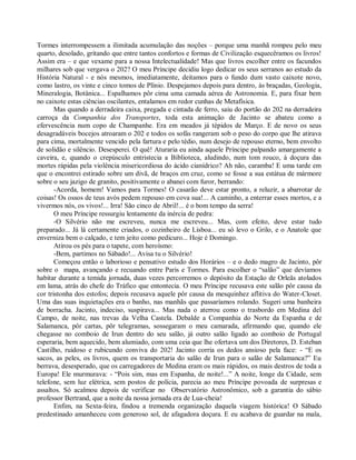 Tormes interrompessem a ilimitada acumulação das noções – porque uma manhã rompeu pelo meu
quarto, desolado, gritando que entre tantos confortos e formas de Civilização esquecêramos os livros!
Assim era – e que vexame para a nossa Intelectualidade! Mas que livros escolher entre os facundos
milhares sob que vergava o 202? O meu Príncipe decidiu logo dedicar os seus serranos ao estudo da
História Natural - e nós mesmos, imediatamente, deitamos para o fundo dum vasto caixote novo,
como lastro, os vinte e cinco tomos de Plínio. Despejamos depois para dentro, às braçadas, Geologia,
Mineralogia, Botânica... Espalhamos pôr cima uma camada aérea de Astronomia. E, para fixar bem
no caixote estas ciências oscilantes, entalamos em redor cunhas de Metafísica.
       Mas quando a derradeira caixa, pregada e cintada de ferro, saiu do portão do 202 na derradeira
carroça da Companhia dos Transportes, toda esta animação de Jacinto se abateu como a
efervescência num copo de Champanhe. Era em meados já tépidos de Março. E de novo os seus
desagradáveis bocejos atroaram o 202 e todos os sofás rangeram sob o peso do corpo que lhe atirava
para cima, mortalmente vencido pela fartura e pelo tédio, num desejo de repouso eterno, bem envolto
de solidão e silêncio. Desesperei. O quê! Aturaria eu ainda aquele Príncipe palpando amargamente a
caveira, e, quando o crepúsculo entristecia a Biblioteca, aludindo, num tom rouco, à doçura das
mortes rápidas pela violência misericordiosa do ácido cianídrico? Ah não, caramba! E uma tarde em
que o encontrei estirado sobre um divã, de braços em cruz, como se fosse a sua estátua de mármore
sobre o seu jazigo de granito, positivamente o abanei com furor, berrando:
       -Acorda, homem! Vamos para Tormes! O casarão deve estar pronto, a reluzir, a abarrotar de
coisas! Os ossos de teus avós pedem repouso em cova sua!... A caminho, a enterrar esses mortos, e a
vivermos nós, os vivos!... Irra! São cinco de Abril!... é o bom tempo da serra!
       O meu Príncipe ressurgiu lentamente da inércia de pedra:
       -O Silvério não me escreveu, nunca me escreveu... Mas, com efeito, deve estar tudo
preparado... Já lá certamente criados, o cozinheiro de Lisboa... eu só levo o Grilo, e o Anatole que
enverniza bem o calçado, e tem jeito como pedicuro... Hoje é Domingo.
       Atirou os pés para o tapete, com heroísmo:
       -Bem, partimos no Sábado!... Avisa tu o Silvério!
       Começou então o laborioso e pensativo estudo dos Horários – e o dedo magro de Jacinto, pôr
sobre o mapa, avançando e recuando entre Paris e Tormes. Para escolher o “salão” que devíamos
habitar durante a temida jornada, duas vezes percorremos o depósito da Estação de Orleãs atolados
em lama, atrás do chefe do Tráfico que entontecia. O meu Príncipe recusava este salão pôr causa da
cor tristonha dos estofos; depois recusava aquele pôr causa da mesquinhez aflitiva do Water-Closet.
Uma das suas inquietações era o banho, nas manhãs que passaríamos rolando. Sugeri uma banheira
de borracha. Jacinto, indeciso, suspirava... Mas nada o aterrou como o trasbordo em Medina del
Campo, de noite, nas trevas da Velha Castela. Debalde a Companhia do Norte da Espanha e de
Salamanca, pôr cartas, pôr telegramas, sossegaram o meu camarada, afirmando que, quando ele
chegasse no comboio de Irun dentro do seu salão, já outro salão ligado ao comboio de Portugal
esperaria, bem aquecido, bem alumiado, com uma ceia que lhe ofertava um dos Diretores, D. Esteban
Castilho, ruidoso e rubicundo conviva do 202! Jacinto corria os dedos ansioso pela face: - “E os
sacos, as peles, os livros, quem os transportaria do salão de Irun para o salão de Salamanca?” Eu
berrava, desesperado, que os carregadores de Medina eram os mais rápidos, os mais destros de toda a
Europa! Ele murmurava: - “Pois sim, mas em Espanha, de noite!...” A noite, longe da Cidade, sem
telefone, sem luz elétrica, sem postos de polícia, parecia ao meu Príncipe povoada de surpresas e
assaltos. Só acalmou depois de verificar no Observatório Astronômico, sob a garantia do sábio
professor Bertrand, que a noite da nossa jornada era de Lua-cheia!
       Enfim, na Sexta-feira, findou a tremenda organização daquela viagem histórica! O Sábado
predestinado amanheceu com generoso sol, de afagadora doçura. E eu acabava de guardar na mala,
 