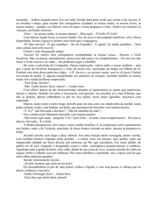 tremendo... Ambos arquejávamos. Era um salão forrado dum pano verde que comia a luz escassa. E
eu estendia o braço, para receber dos carregadores açodados as nossas malas, os nossos livros, as
nossas mantas – quando, em silêncio, sem um apito, o trem despegou e rolou. Ambos nos atiramos às
vidraças, em brados furiosos:
       -Pare! – As nossas malas, as nossas mantas!... Pára aqui!... Ó Grilo! Ó Grilo!
       Uma imensa rajada levou os nossos brados. Era de novo o descampado tenebroso, sob a chuva
despenhada. Jacinto ergueu os punhos num furor que o engasgava:
       -Ó! Que serviço! Ó que canalhas!... Só em Espanha!... E agora? As malas perdidas!... Nem
uma camisa, nem uma escova!
       Calmei o meu desgraçado amigo:
       -Escuta! Eu entrevi dois carregadores arrebanhando as nossas coisas... Decerto o Grilo
fiscalizou. Mas na pressa, naturalmente, atirou com tudo para o se compartimento... Foi um erro não
trazer o Grilo conosco, no salão... Até podíamos jogar a manilha!
       De resto a solicitude da Companhia, Deusa onipresente, velava sobre o nosso conforto – pois
que à porta do lavatório branqueava o cesto da nossa ceia, mostrando na tampa um bilhete de D.
Esteban com estas doces palavras a lápis – á D. Jacinto y su egregio amigo, que les dê gusto! Farejei
um aroma de perdiz. E alguma tranqüilidade nos penetrou no coração, sentindo também as nossas
malas sob a tutela da Deusa onipresente.
       -Tens fome, Jacinto?
       -Não. Tenho horror, furor, rancor!... e tenho sono.
       Com efeito! depois de tão desencontradas emoções só apetecíamos as camas que esperavam,
macias e abertas. Quando caí sobre a travesseira, sem gravata, em ceroulas, já o meu Príncipe, que
não se despira, apenas embrulhara os pés no meu paletó, nosso único agasalho, ressonava com
majestade.
       Depois, muito tarde e muito longe, percebi junto do meu catre, na cidadezinha da manhã, coada
pelas cortinas verdes, uma fardeta, um boné, que murmuravam baixinho com imensa doçura:
       -V. Exas não têm nada a declarar?... Não há malinhas de mão?...
       Era a minha terra! Murmurei baixinho com imensa ternura:
       -Não temos aqui nada... pergunte V.Ex.ª pelo Grilo... Aí atrás, num compartimento... Ele tem as
chaves, tem tudo... É o Grilo.
       A fardeta desapareceu, sem rumor, como sombra benéfica. E eu readormeci com o pensamento
em Guiães, onde a tia Vicência, atarefada, de lenço branco cruzado no peito, decerto já preparava o
leitão.
       Acordei envolto num largo e doce silêncio. Era uma Estação muito sossegada, muito varrida,
com rosinhas brancas trepando pelas paredes – e outras rosas em moutas, num jardim, onde um
tanquezinho abafado de limos dormia sob mimosas em flor que recendiam. Um moço pálido, de
paletó cor de mel, vergando a bengalinha contra o chão, contemplava pensativamente o comboio.
Agachada rente à grade da horta, uma velha, diante da sua cesta de ovos, contava moedas de cobre no
regaço. Sobre o telhado secavam abóboras. Pôr cima rebrilhava o profundo, rico e macio azul de que
meus olhos andavam aguados.
       Sacudi violentamente Jacinto:
       -Acorda, homem, que estás na tua terra!
       Ele desembrulhou os pés do meu paletó, cofiou o bigode, e veio sem pressa, à vidraça que eu
abrira, conhecer a sua terra.
       -Então é Portugal, hem?... Cheira bem.
       -Está claro que cheira bem, animal!
 