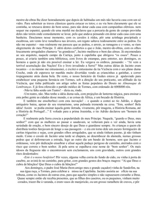 mestre-de-obras lhe dizer honradamente que depois de habitadas um mês não haveria casa com um só
vidro. Para substituir as traves clássicas queria estucar os tetos; e eu via bem claramente que ele se
continha, se retesava dentro do bom senso, para não dotar cada casa com campainhas elétricas. nem
sequer me espantei, quando ele uma manhã me declarou que a porcaria da gente do campo provinha
deles não terem onde comodamente se lavar, pelo que andava pensando em dotar cada casa com uma
banheira. Descíamos nesse momento, com os cavalos à rédea, pôr uma azinhaga precipitada e
escabrosa, um vento leve ramalhava nas árvores, um regato saltava ruidosamente entre as pedras. Eu
não me espantei – mas realmente me pareceu que as pedras, o arroio, as ramagens e o vento, se riam
alegremente do meu Príncipe. E além destes confortos a que o João, mestre-de-obras, com os olhos
loucamente arregalados chamava “as grandezas”, Jacinto meditava o bem das almas. Já encomendara
ao seu arquiteto, naquele campo da Carriça, junto à capelinha que abrigava “os ossos”. Pouco a
pouco, aí criaria também uma biblioteca, com livros de estampas, para entreter, aos domingos, os
homens a quem já não era possível ensinar a ler. Eu vergava os ombros, pensando: - “Aí vem a
terrível acumulação das Nações! Eis o livro invadindo a Serra!” Mas outras idéias de Jacinto eram
tocantes – e eu mesmo me entusiasmei, e excitei o entusiasmo da tia Vicência com o seu plano duma
Creche, onde ele esperava ter manhãs muito divertidas vendo as criancinhas a gatinhar, a correr
tropegamente atrás duma bola. De resto, o nosso boticário de Guiães estava já apalavrado para
estabelecer uma pequena farmácia em Tormes, sob a direção do seu praticante, um afilhado da tia
Vicência, que tinha publicado um artigo sobre as festas populares do Douro no Almanaque de
Lembranças. E já fora oferecido o partido médico de Tormes, com ordenado de 600$000 réis.
       -Não te falta senão um Teatro! – dizia eu, rindo.
       -Um teatro, não. Mas tenho a idéia duma sala, com projeções de lanterna mágica, para ensinar a
esta pobre gente as cidades desse mundo, e as coisas de África, e um bocado de História.
       E também me ensoberbeci com esta inovação! – e quando a contei ao tio Adrião, o digno
antiquário bateu, apesar do seu reumatismo, uma palmada tremenda na coxa. “Sim, senhor! Bela
idéia! Assim se podia ensinar àquela gente iletrada, vivamente, pôr imagens, a História Romana, até
a História de Portugal!...” E voltado para a prima Joaninha, o tio Adrião declarou um “homem de
coração!”
       E realmente pela Serra crescia a popularidade do meu Príncipe. Naquele, “guarde-o Deus, meu
senhor!” com que as mulheres ao passar o saudavam, se voltavam para o ver ainda, havia uma
seriedade de oração, o bem sincero desejo de que Deus o guardasse sempre. As crianças a quem ele
distribuía tostões farejavam de longe a sua passagem – e era em torno dele um escuro formigueiro de
caritas trigueiras e sujas, com grandes olhos arregalados, que se ainda tinham pasmo, já não tinham
medo. Como o cavalo de Jacinto uma tarde se chapara, ao desembocar da alameda, numas grossas
pedras que aí deformavam a estrada, logo ao outro dia um bando de homens, sem que Jacinto o
ordenasse, veio pôr dedicação ensaibrar e alisar aquele pedaço perigoso de caminho, aterrados com o
risco que correra o bom senhor. Já pela serra se espalhava esse nome de “bom senhor”. Os mais
idosos da freguesia não o encontravam sem exclamarem, uns com gravidade, outros com grandes
risos desdentados:
       -Este é o nosso benfeitor! Pôr vezes, alguma velha corria do fundo do eido, ou vinha à porta do
casebre, ao avistá-lo no caminho, para gritar, com grandes gestos dos braços magros: “Ai que Deus o
cubra de bênçãos! Que Deus o cubra de bênçãos!”
        Aos domingos, o padre José Maria (bom amigo meu e grande caçador) vinha de Sandofim, na
    sua égua ruça, a Tormes, para celebrar a missa na Capelinha. Jacinto assistia ao ofício na sua
tribuna, como os Jacintos de outras eras, para que aqueles simples o não supusessem estranho a Deus.
 Quase sempre então ele recebia presentes, que as filhas dos caseiros, ou os pequenos, vinham muito
  corados, trazer-lhe à varanda, e eram vasos de manjericão, ou um grosso ramalhete de cravos, e pôr
 