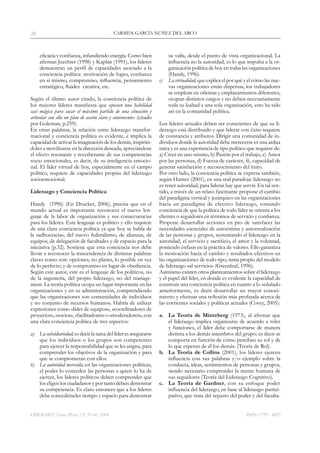 LIBERABIT. Lima (Perú) 12: 33-40, 2006
CARMEN GARCÍA NUÑEZ DEL ARCO38
ISSN: 1729 - 4827
eficacia y confianza, infundiendo energía. Como bien
afirman Juechter (1998) y Kaplan (1991), los líderes
demuestran un perfil de capacidades asociado a la
conciencia política: motivación de logro, confianza
en sí mismo, compromiso, influencia, pensamiento
estratégico, fluidez creativa, etc.
Según el último autor citado, la conciencia política de
los mejores líderes manifiesta que «poseen una habilidad
casi mágica para sacar el máximo partido de una situación y
articular con ella un plan de acción claro y convincente» (citado
por Goleman, p.259).
En otras palabras, la relación entre liderazgo transfor-
macional y conciencia política es evidente, e implica la
capacidad de activar la imaginación de los demás, inspirán-
doles a movilizarse en la dirección deseada, apreciándose
el efecto resonante y reverberante de sus competencias
socio emocionales, es decir, de su inteligencia emocio-
nal. El líder virtual de hoy, especialmente en el campo
político, requiere de capacidades propias del liderazgo
socioemocional.
Liderazgo y Conciencia Política
Handy (1996) (En Drucker, 2006), precisa que en el
mundo actual es importante reconocer el nuevo len-
guaje de la labor de organización y sus consecuencias
para los líderes. Este lenguaje es político y ello requiere
de una clara conciencia política ya que hoy se habla de
la «adhocracia», del nuevo federalismo, de alianzas, de
equipos, de delegación de facultades y de espacio para la
iniciativa (p.32). Sostiene que esta conciencia nos debe
llevar a reconocer la trascendencia de distintas palabras
claves como son: opciones, no planes, lo posible en vez
de lo perfecto; y de compromiso en lugar de obediencia.
Según este autor, este es el lenguaje de los políticos, no
de la ingeniería, del propio liderazgo, no del manage-
ment. La teoría política ocupa un lugar importante en las
organizaciones y en su administración, comprendiendo
que las organizaciones son comunidades de individuos
y no conjunto de recursos humanos. Habría de utilizar
expresiones como «líder de equipos», «coordinadores de
proyectos», «socios», «facilitadores» o «moderadores», con
una clara conciencia política de tres aspectos:
a)	 La subsidiariedad; es decir la tarea del líder es asegurarse
que los individuos o los grupos son competentes
para ejercer la responsabilidad que se les asigna, para
comprender los objetivos de la organización y para
que se comprometan con ellos.
b)	 La autoridad merecida; en las organizaciones políticas,
el poder lo conceden las personas a quien lo ha de
ejercer, los líderes políticos deben comprender que
los eligen los ciudadanos y por tanto deben demostrar
su competencia. Es claro entonces que a los líderes
debe concedérseles tiempo y espacio para demostrar
su valía, desde el punto de vista organizacional. La
influencia no la autoridad, es lo que impulsa a la or-
ganización política de hoy en todas las organizaciones
(Handy, 1996).
c)	 La virtualidad, que explica el por qué y el cómo las nue-
vas organizaciones están dispersas, los trabajadores
se emplean en oficinas y emplazamientos diferentes,
ocupan distintos cargos y no deben necesariamente
toda su lealtad a una sola organización, esto ha sido
así en la comunidad política.
Los líderes actuales deben ser conscientes de que su li-
derazgo está distribuido y que liderar con éxito requiere
de constancia y atributos. Dirigir una comunidad de in-
dividuos donde la autoridad debe merecerse es una ardua
tarea y es una experiencia de tipo político que requiere de:
a) Creer en uno mismo, b) Pasión por el trabajo, c) Amor
por las personas, d) Fuerza de carácter, fé, capacidad de
generar satisfacción y reconocimiento del éxito.
Por otro lado, la conciencia política se expresa también,
según Hunter (2001), en una real paradoja: liderazgo no
es tener autoridad, para liderar hay que servir. En tal sen-
tido, a través de un relato fascinante propone el cambio
del paradigma vertical y jerárquico en las organizaciones
hacia un paradigma de efectivo liderazgo, tomando
conciencia de que la política de todo líder se orienta a los
clientes o seguidores en términos de servicio y confianza.
Propone desarrollar acciones en pro de satisfacer las
necesidades esenciales de autoestima y autorrealización
de las personas y grupos, sustentando el liderazgo en la
autoridad, el servicio y sacrificio, el amor y la voluntad,
poniendo énfasis en la práctica de valores. Ello garantiza
la motivación hacia el cambio y resultados efectivos en
las organizaciones de todo tipo, tema propio del modelo
de liderazgo «al servicio» (Greenleaf, 1996).
Asimismo existen otros planteamientos sobre el liderazgo
y el papel del líder, en donde es evidente la capacidad de
construir una conciencia política en cuanto a lo señalado
anteriormente, es decir desarrollar un mayor conoci-
miento y efectuar una reflexión más profunda acerca de
las corrientes sociales y políticas actuales (Covey, 2005):
a.	 La Teoría de Mintzberg (1973), al afirmar que
el liderazgo implica organizarse de acuerdo a roles
y funciones, el líder debe comportarse de manera
distinta a los demás miembros del grupo; es decir se
comporta en función de cómo perciban su rol y de
lo que esperan de él los demás. (Teoría de Rol).
b.	 La Teoría de Collins (2001), los líderes ejercen
influencia con sus palabras y/o ejemplo sobre la
conducta, ideas, sentimientos de personas y grupos,
siendo necesario comprender la mente humana de
sus seguidores (Teoría del Liderazgo Cognitivo).
c.	 La Teoría de Gardner, con su enfoque poder
influencia del liderazgo, en base al liderazgo partici-
pativo, que trata del reparto del poder y del faculta-
 