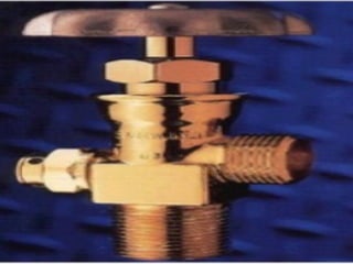 ACCESORIOS
VALVULAS
•Las válvulas de los cilindros son dispositivos que permiten el
rellenado y vaciado con seguridad
•De igual modo estas válvulas son un medio eficiente y seguro
de inyección del flujo de gas dentro de un sistema
•No están hechas para controlar la presión
•Las válvulas están hechas normalmente en forma de ángulo
recto, que permite colocarle un tapón de seguridad.
 