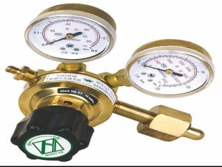 REGULADOR DE PRESION
• Un regulador de presión, es un dispositivo
mecánico que permite disminuir la elevada
presión del gas en el cilindro, hasta la presión
de trabajo escogida y mantenerla constante.
• Cada regulador esta diseñado para un rango
de presiones determinado y para un tipo de
gas especifico. Es importante hacer la
selección del equipo adecuado para cada
aplicación.
 