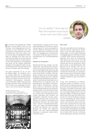 Ein herrlicher Sonntag Mitte der 1990er
Jahre. Familie Schmidt trifft sich mit
Freunden in der Fußgängerzone ihrer Hei-
matstadt zu einer seinerzeit noch weit
verbreiteten Freizeitaktivität: Dem Schau-
fensterbummel. Auch wenn Hertie, Hor-
ten und die vielen inhabergeführten Mode-
läden am Ruhetag nicht offen sind, die
Schmidts keine Waren in die Hand nehmen
oder anprobieren können, ist das Interesse
an den neuen Kollektionen und Angeboten
doch groß. Und die sorgsam dekorierten
Auslagen und arrangierten Puppen ermög-
lichen allemal einen besseren Eindruck als
die Fotos im Quelle- oder Otto-Katalog.
Der große Cityhandel als Tor zur wei-
ten (Waren-)Welt; eine Tradition, die in
der zweiten Hälfte des 19. Jahrhunderts
begann: Das Aufkommen der Warenhäuser
in Paris und London mit ihrem schier uner-
messlichen Warenangebot. Haushalts-
und Schreibwaren, Mode, Spielzeug, dazu
günstige und feste Preise, Umtauschrecht
und vor allem eine aufwändige Inszenie-
rung, in der sich die Häuser bald gegen-
seitig überboten. So ging es schon vor der
Jahrhundertwende nicht mehr nur darum,
Gebrauchsgüter für viele erschwinglich zu
machen. Vielmehr entstanden luxuriöse
Konsumkathedralen mit Waren aus aller
Welt, die Stadtgespräch, Erlebnisraum
und sozialer Treffpunkt, später auch Archi­
tekturdenkmale und Touristenattraktionen
wurden.
Seitdem ist viel passiert
Massenmotorisierung, Katalog- und Ver-
sandhandel, Suburbanisierung, Einkaufs-
zentren auf der grünen Wiese und so wei-
ter. Die ursprüngliche Idee, Waren aus aller
Welt und alle Dinge des täglichen Bedarfs
unter einem Dach zu vereinen, zieht spä-
testens in Zeiten des 24-Stunden-Online-
Shoppings und Amazon.de mit ca. 600 Mio.
Produkten (inkl. Marketplace) nicht mehr –
weder im Kaufhaus der Innenstadt noch im
SB-Warenhaus am Stadtrand, siehe den
Niedergang der Real-Märkte. Riesenaus-
wahl, einfache Produktsuche, Preisver-
gleiche, alles vom heimischen Sofa oder
von der Bushaltestelle aus, kein Aufsuchen
zahlloser Läden, um am Ende doch mit lee-
ren Händen nach Hause zu fahren. Noch
vor 15 Jahren war der Großteil des Schuh-
handels überzeugt, dass Anziehen und
Probelaufen untrennbar mit dem Laden-
geschäft verbunden sind. Und dann kam
Zalando mit schnellem Gratisversand und
kostenfreien Retouren. Bis heute haben
immer bessere Produktbeschreibungen,
-fotos und -videos, Kundenbewertungen
zu Größe und Passform, Live- und Chat-
Beratung die Vorteile des haptischen
Erlebens und einer (durchschnittlichen)
Beratung im stationären Handel dahin-
schmelzen lassen.
War’s das?
Muss die Innenstadt ohne den Handel aus-
kommen? Müssen Gastronomie, Dienst-
leister, Kunst und Kultur alleinig für Fre-
quenz sorgen, um den sozialen Treffpunkt
und Begegnungsraum Innenstadt am Leben
zu halten? Sicher wird der stationäre Ein-
zelhandel nicht mehr die dominierende
Rolle spielen wie früher, als es noch hieß
„Was der Handel nicht verkauft, muss die
Industrie gar nicht erst produzieren“. Dafür
gibt es heute zu viele Absatzkanäle. Aber
generell hat die Industrie nach wie vor
Interesse daran, ihre Waren an die Frau
und den Mann zu bringen. Dafür sind eine
kundennahe Platzierung und werbewirk-
same Inszenierung ein bewährtes Mittel.
Und wenn der Handel es nicht zufrieden-
stellend hinbekommt, geht man selbst in
die Bütt.
Immer mehr Herstellende von Marken-
produkten werden zu Händlern und ver-
kaufen direkt an Endverbrauchende. Eini-
ge erzielen damit beträchtliche Teile ihres
Umsatzes, z. B. Adidas mit weit über 1.000
Geschäften weltweit; andere beschränken
sich auf wenige Flagship-Stores, wie z. B.
Nivea (seit 2006 in Hamburg und 2009 in
Berlin) oder Ritter Sport (seit 2009 in Ber-
lin), die sich und ihre Produkte inszenieren
und mit Storytelling die Marke erlebbar
machen. Verkaufszahlen vor Ort sind irre-
levant. Und es kommen stets neue Show-
rooms hinzu. Insbesondere für junge oder
internationale Marken, die neu auf dem
deutschen Markt sind, geht es um Steige-
rung des Bekanntheitsgrades und oftmals
um das Vertrauen potenzieller Kundschaft.
Erst im März 2021 hat der im Rahmen
des 5G-Netzausbaus kritisierte chinesische
Quelle:
Creative
Commons
CC0,
Peter
Stürzebecher:
Das
Berliner
Warenhaus.
Berlin
1979,
p.
111.
Kaufhaus Herman Tietz
am Alexanderplatz in Berlin-Mitte,
Lichthof im 2. Erweiterungsbau von 1911
„Für ein weißes T-Shirt oder ein
Paar Tennissocken muss heute
keiner mehr vom Sofa runter.“
Arne Decker
23
HANDEL
 
