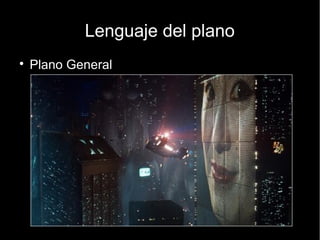 Lenguaje del plano
● Plano panorámico, general extremo o gran plano general: muestra un gran escenario. El o los
personajes no aparecen o quedan diluidos en el entorno. Tiene un valor descriptivo y puede adquirir un valor
dramático cuando se pretende destacar la soledad o la pequeñez del hombre en comparación con el entorno.
● Plano general o bajo: muestra un escenario amplio en el cual se incorpora la persona, y ocupa entre una
1/3 y una 1/4 de la cámara. Tiene un valor descriptivo de personas o un ambiente determinado de valor
descriptivo, narrativo o dramático.
● Plano entero: cuando los límites superior e inferior del cuadro casi coinciden con la cabeza y los pies.
● Plano americano: El Plano americano, o también denominado 3/4, o plano medio largo, recorta la figura
por la rodilla aproximadamente. Es óptimo en el caso de encuadrar a dos o tres personas que están
interactuando. Recibe el nombre de "americano" debido a que este plano apareció ante la necesidad de
mostrar a los personajes junto con sus revólveres en los westerns americanos.
● Plano medio: Presenta la figura humana cortada por la cintura. Tiene un valor expresivo y dramático, pero
también narrativo.
● Plano medio corto: muestra la figura humana (busto) desde el pecho hasta la cabeza.
● Primer plano (big close up): va desde las clavículas hacia arriba.
● Primerísimo primer plano (close up): muestra desde la barbilla hasta la frente, es un primer plano muy
cerrado.
● Plano detalle: se centra en un objeto (un bolígrafo, un despertador, etc.)
 
