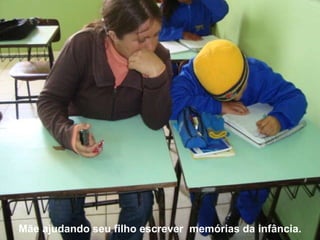 Mãe ajudando seu filho escrever  memórias da infância. 