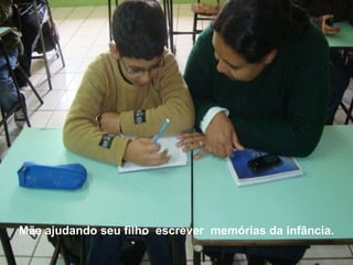Mãe ajudando seu filho  escrever  memórias da infância. 