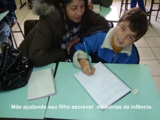 Mãe ajudando seu filho escrever  memórias da infância. 