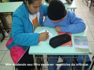 Mãe ajudando seu filho escrever  memórias da infância. 