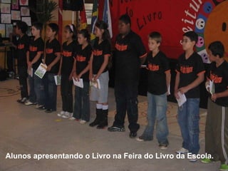 Alunos apresentando o Livro na Feira do Livro da Escola. 