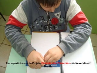 Aluno participando do Projeto  Ciranda das Palavras –  escrevendo em Braille . 