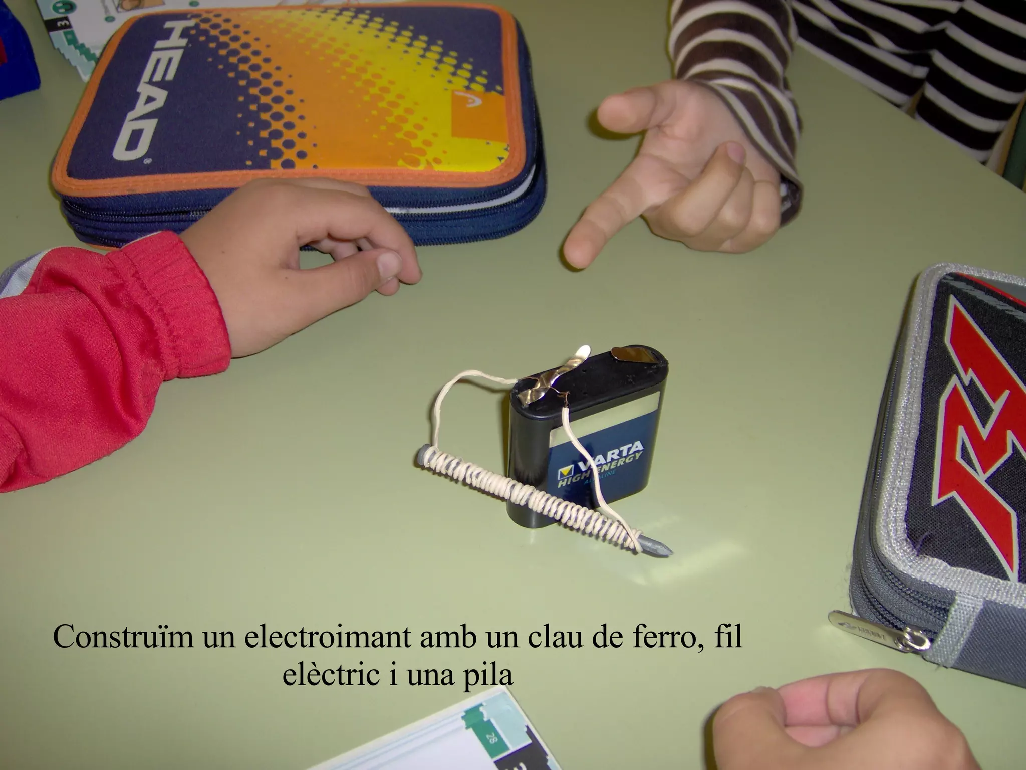 Construïm un electroimant amb un clau de ferro, fil   elèctric i una pila 