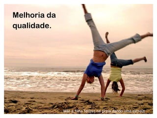 Melhoria da qualidade. Mãe e filha felizes na praia dando uma estrela 