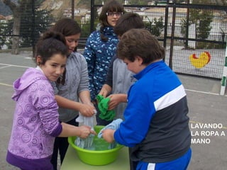 LAVANDO LA ROPA A MANO 